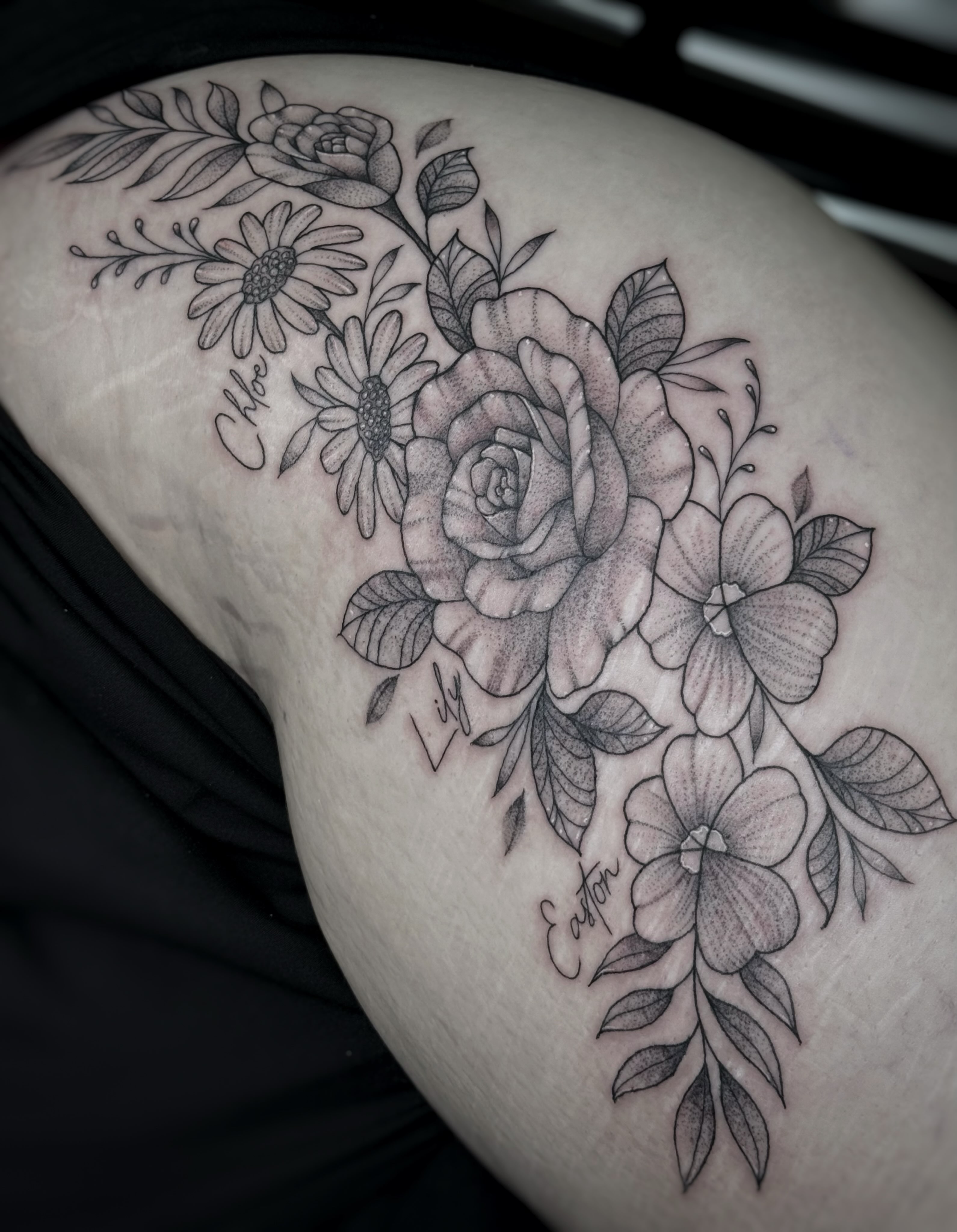 Floral bouquet realism tattoo on the thigh by 𓍊𓋼 Joana Diane Tattoos 𓋼𓍊