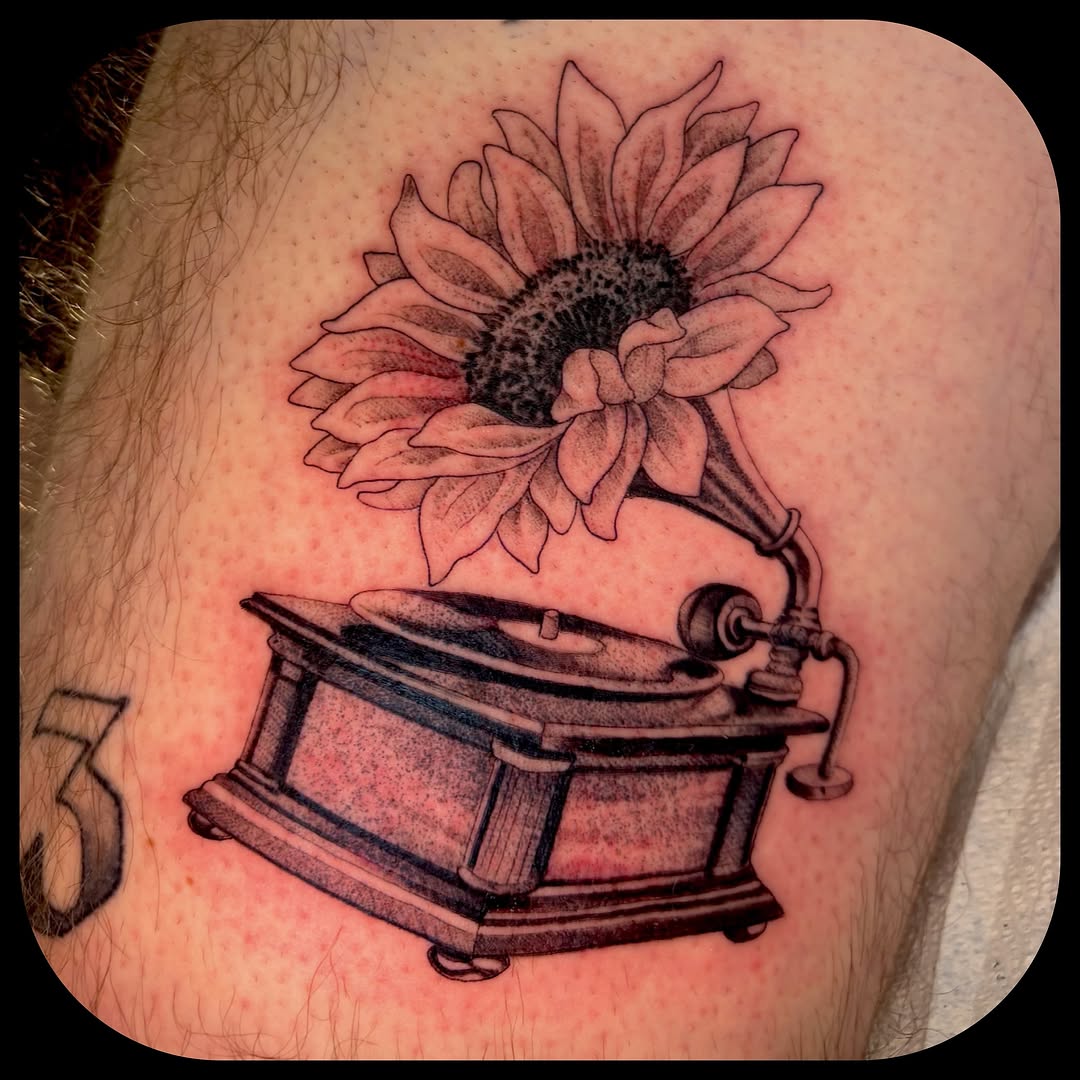 Sunflower and gramophone realism tattoo on the thigh by ๐ญ๐๐ ๐ฎ๐๐๐๐๐, Berkeley, California