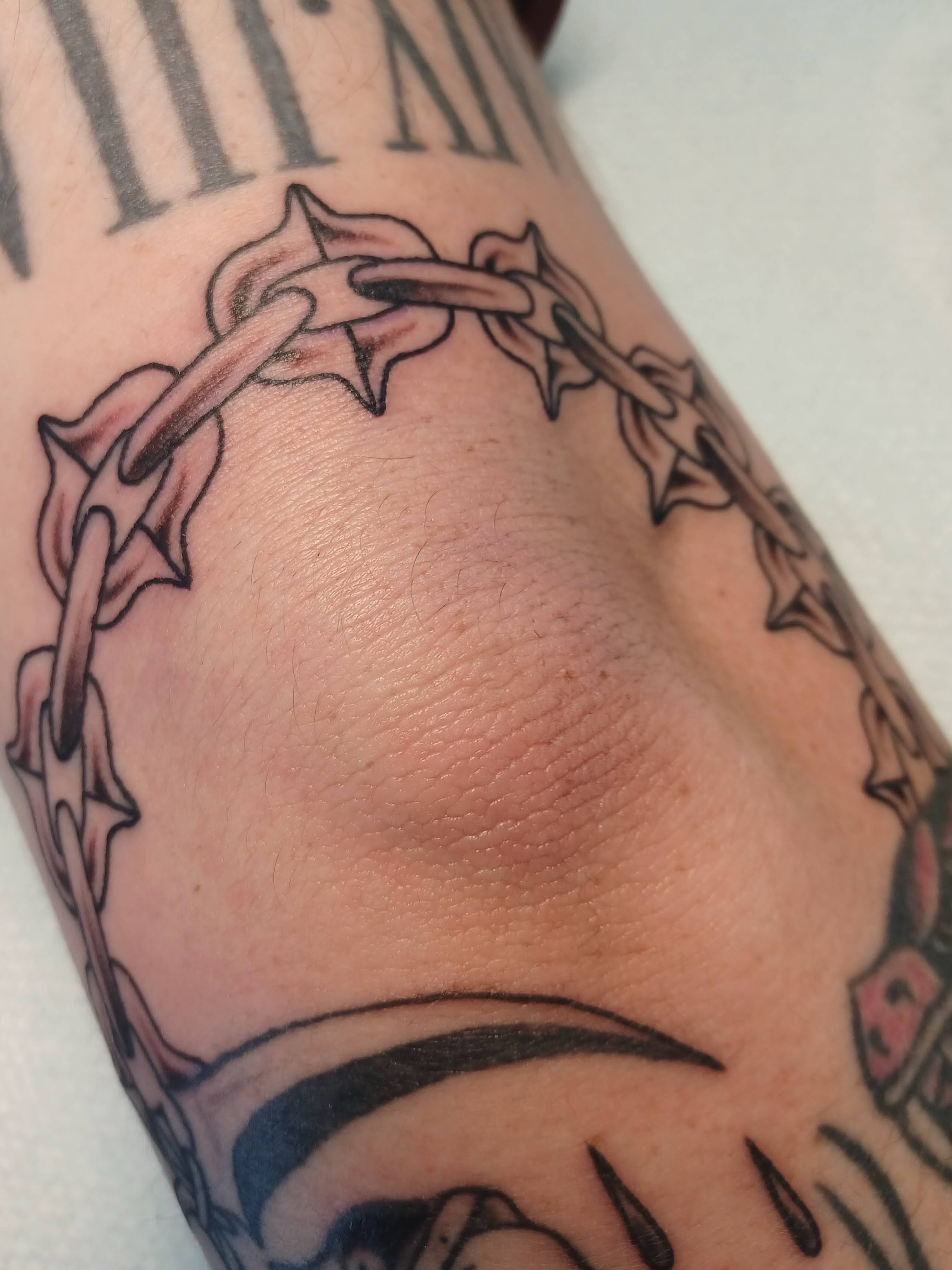Chain of thorns American traditional tattoo on the forearm by Abi