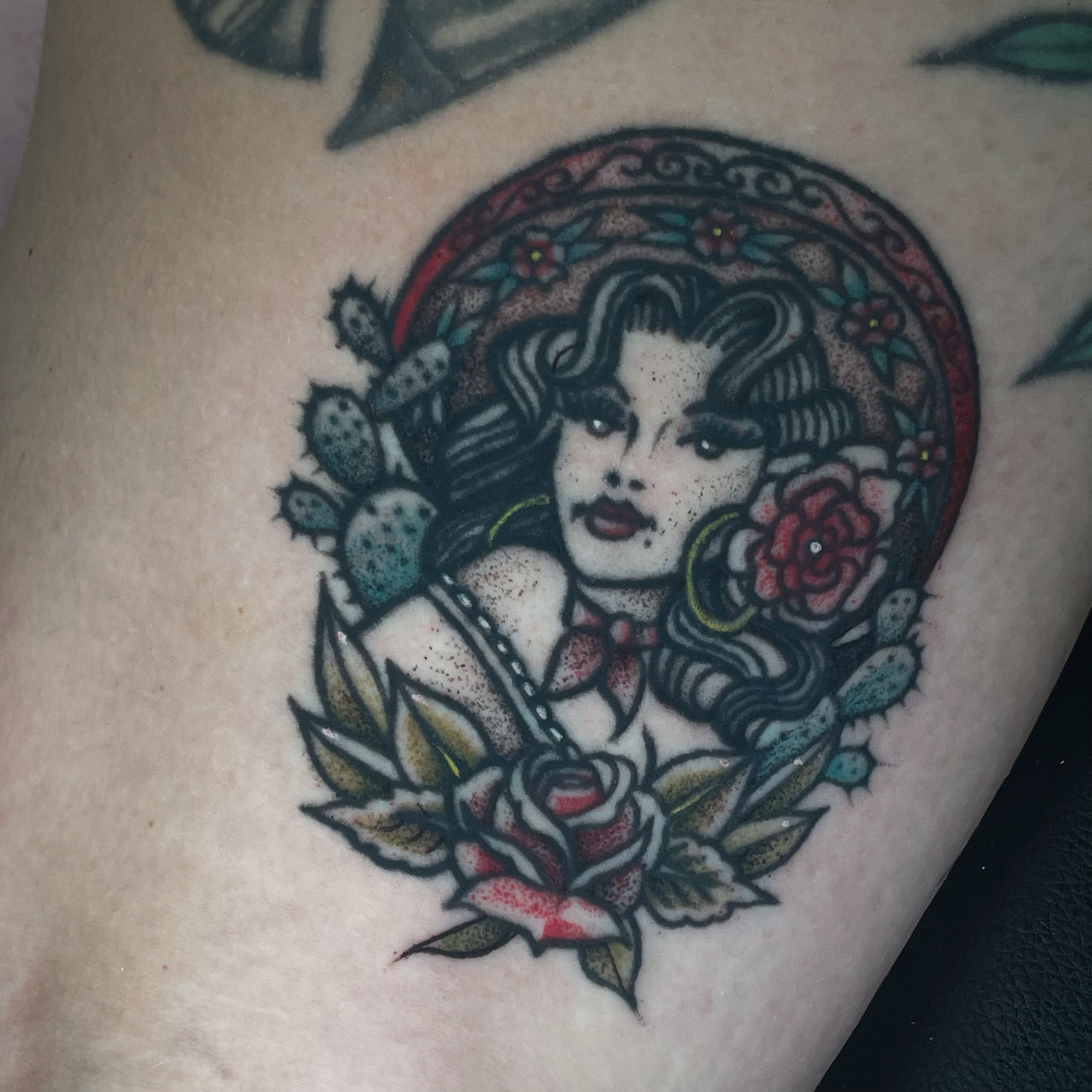 Woman with roses American traditional tattoo on the thigh by Shadoww Espinoza