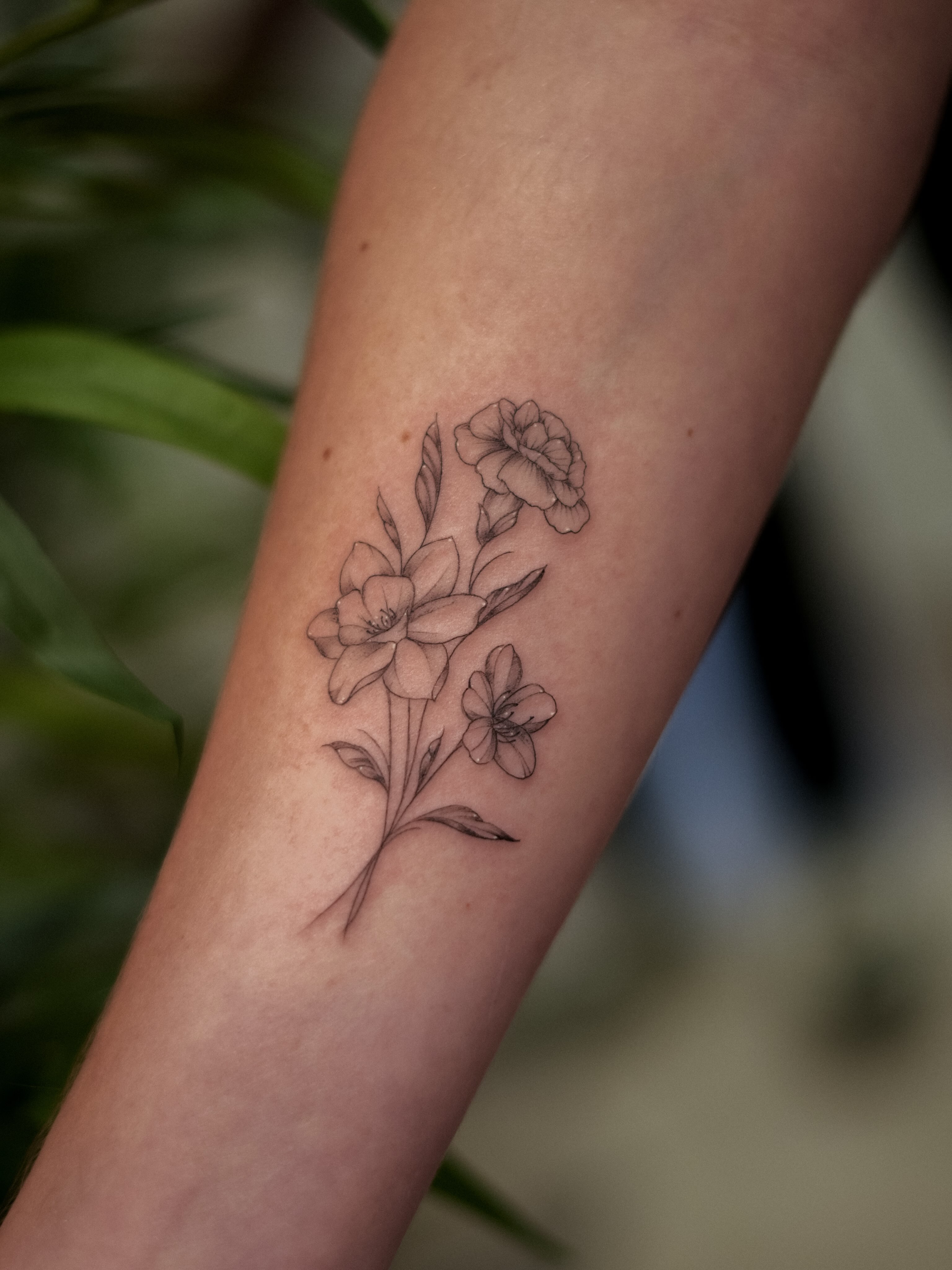 Flowers black and grey tattoo on the forearm by Adriano Bassalo