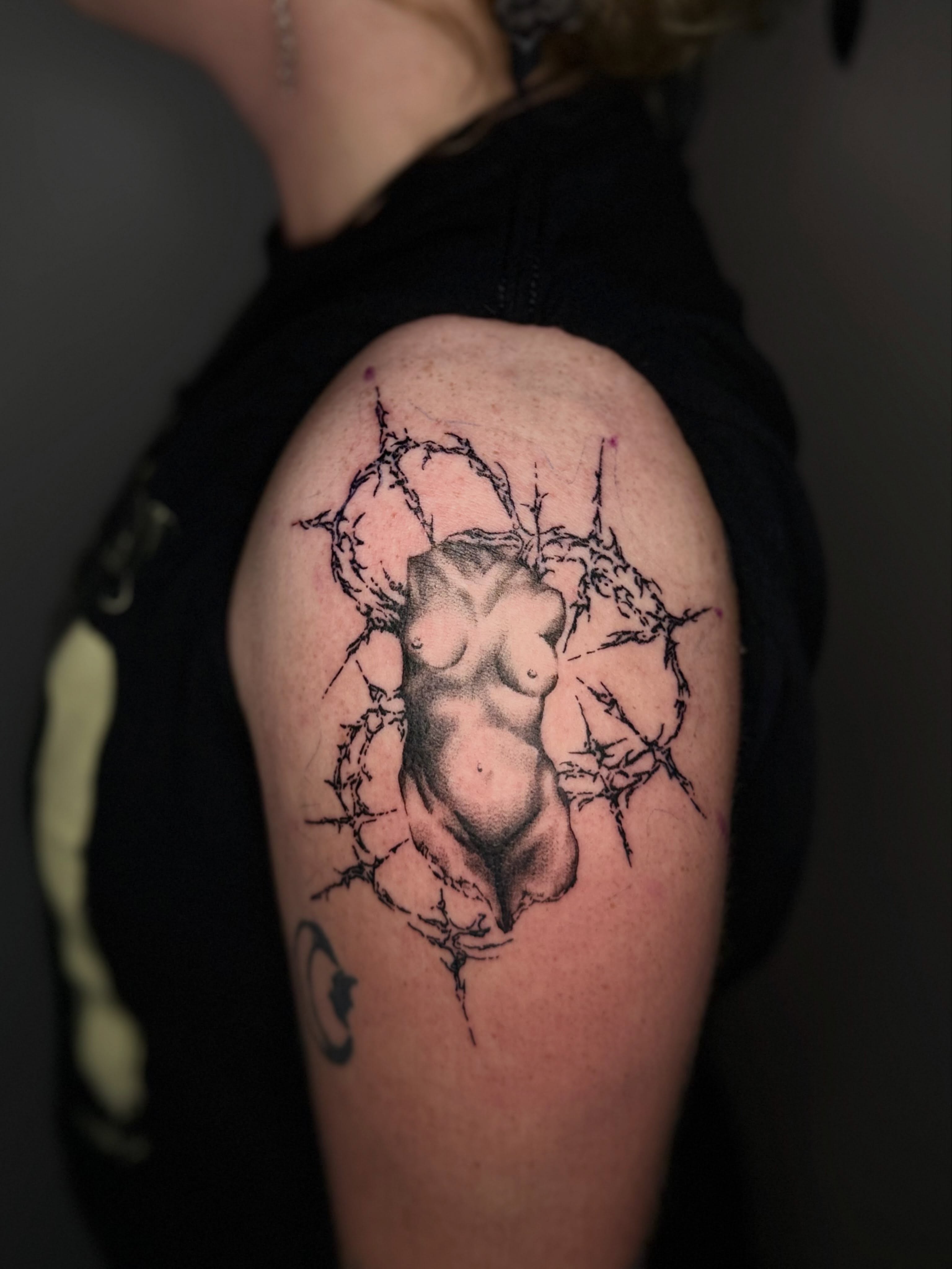 Nude female form realism tattoo on the shoulder by Cullen-Lee