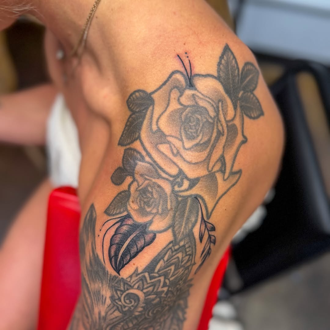 Rose black and grey tattoo on the shoulder by Zac Tattooer