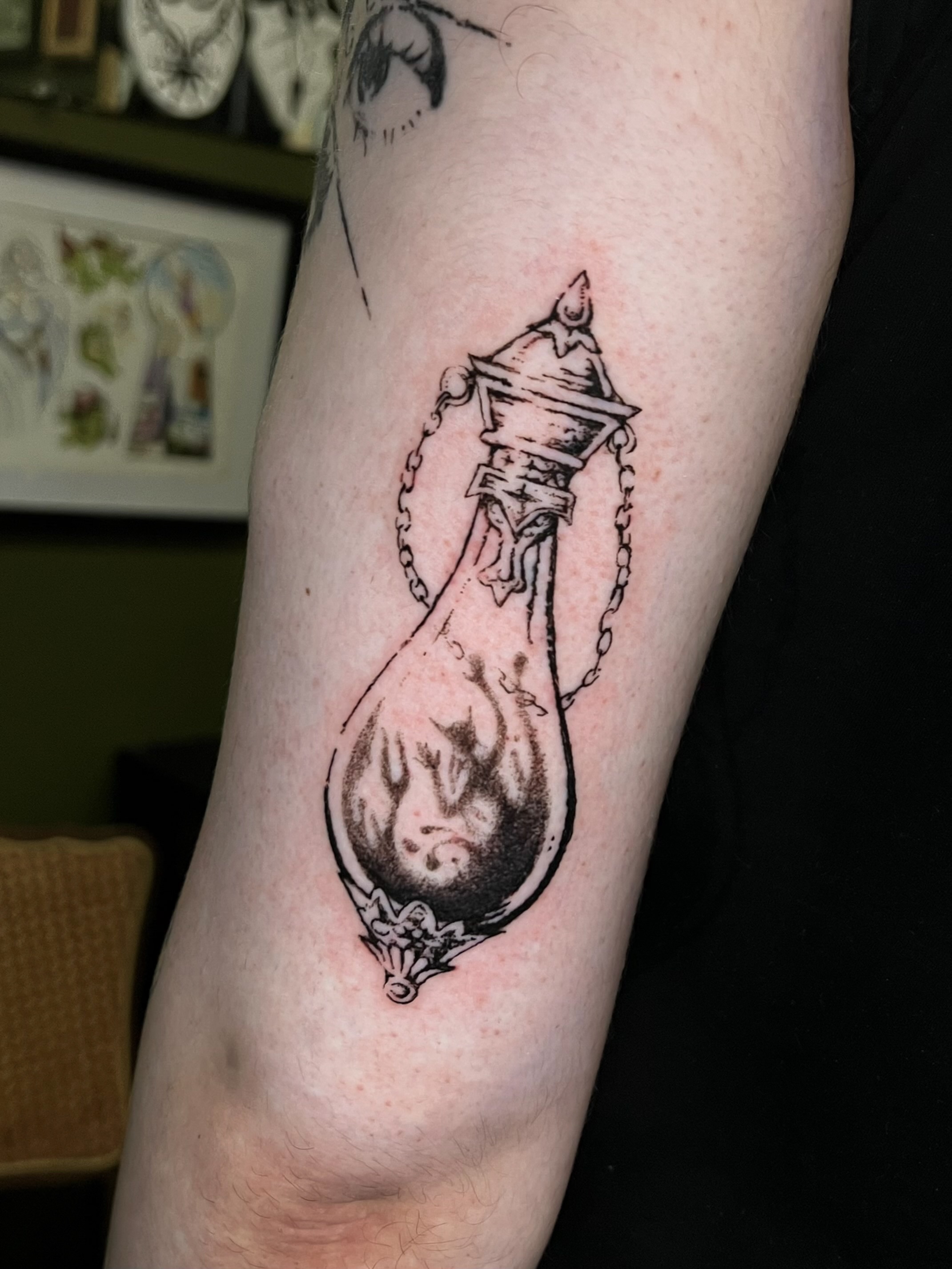 Hourglass black and grey tattoo on the forearm by ꧁ 𝓛𝖎𝖛 ꧂, Cambridge, Massachusetts