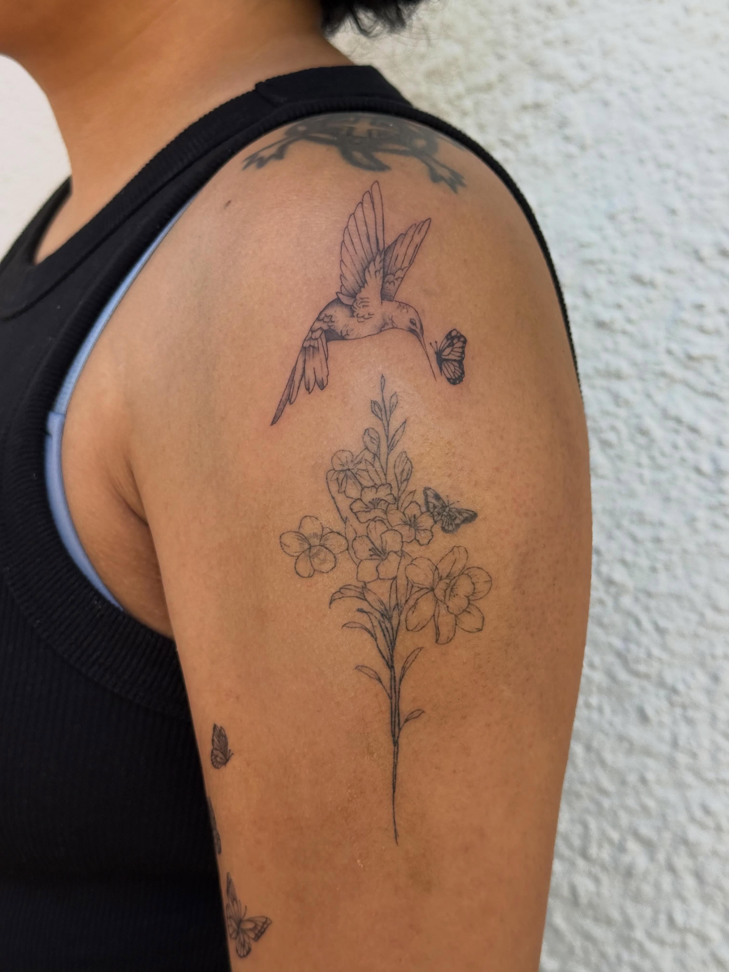 Hummingbird and flowers realism tattoo on the shoulder by TATTOO & PIERCING ARTIST ₊˚⊹ ᰔ
