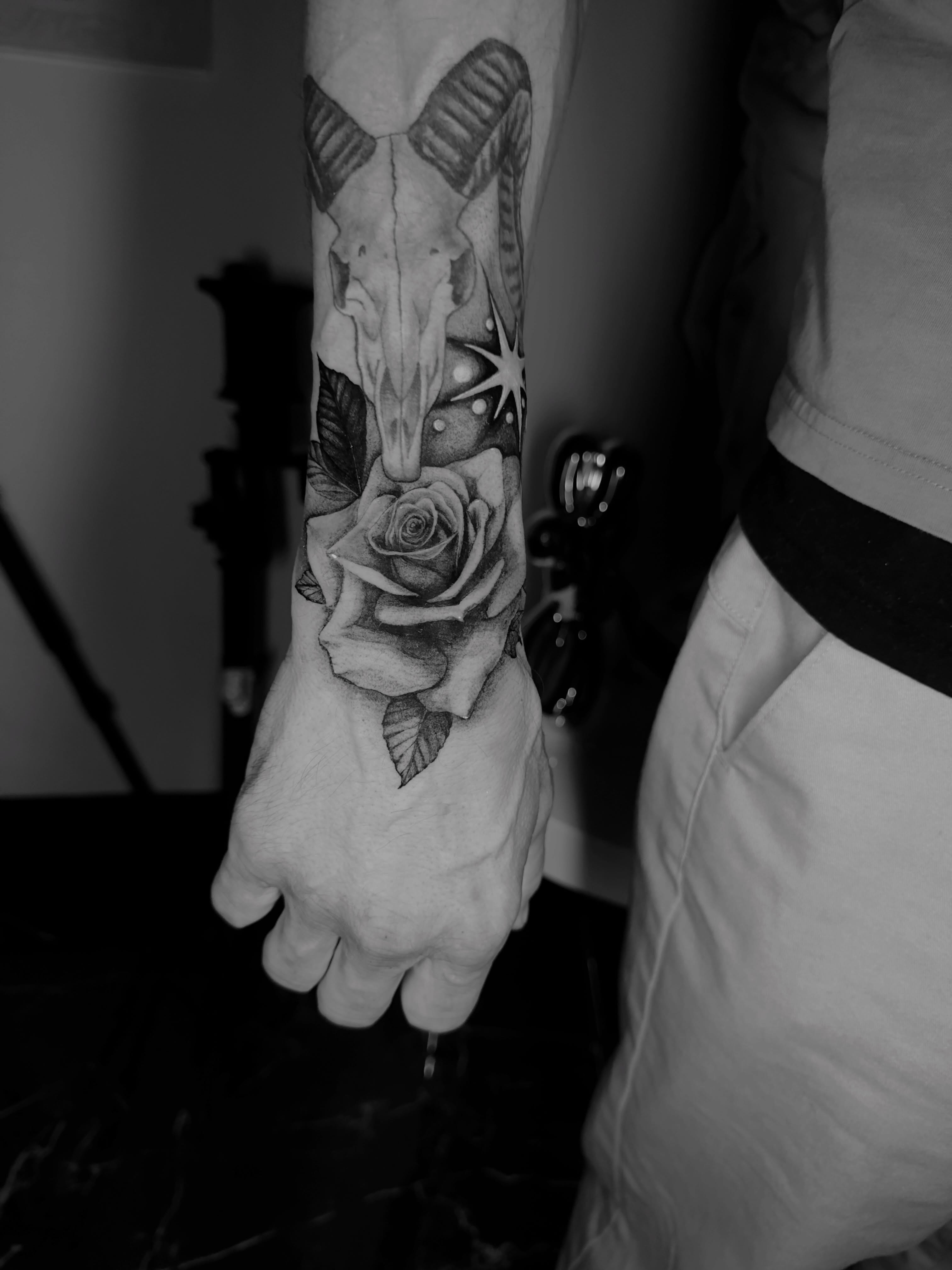 Tattoo by @ninnalopesart — black_and_grey, realism