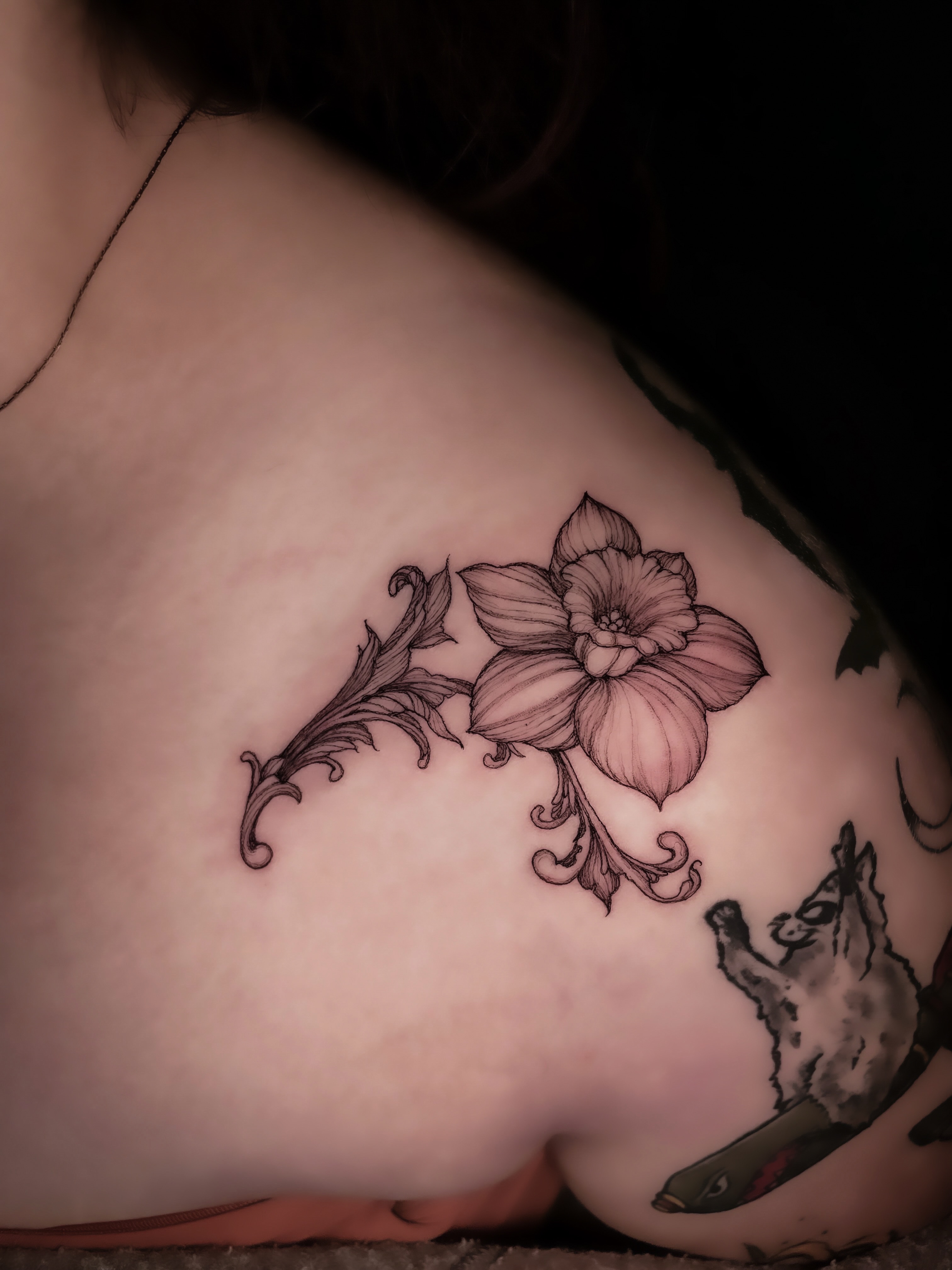 Flower black and grey tattoo on the shoulder by 𝒥𝓊𝓃𝒾𝓅𝑒𝓇 𝒫𝑜𝓈𝓉 (Juju)