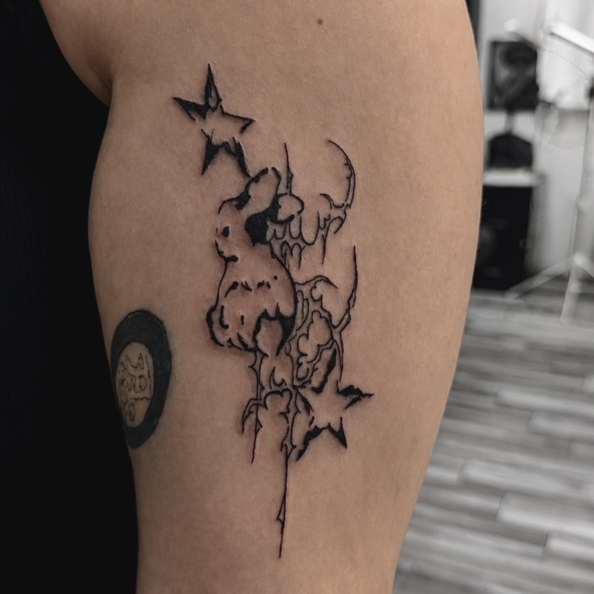 Abstract floral black and grey tattoo on the thigh by rylie :P