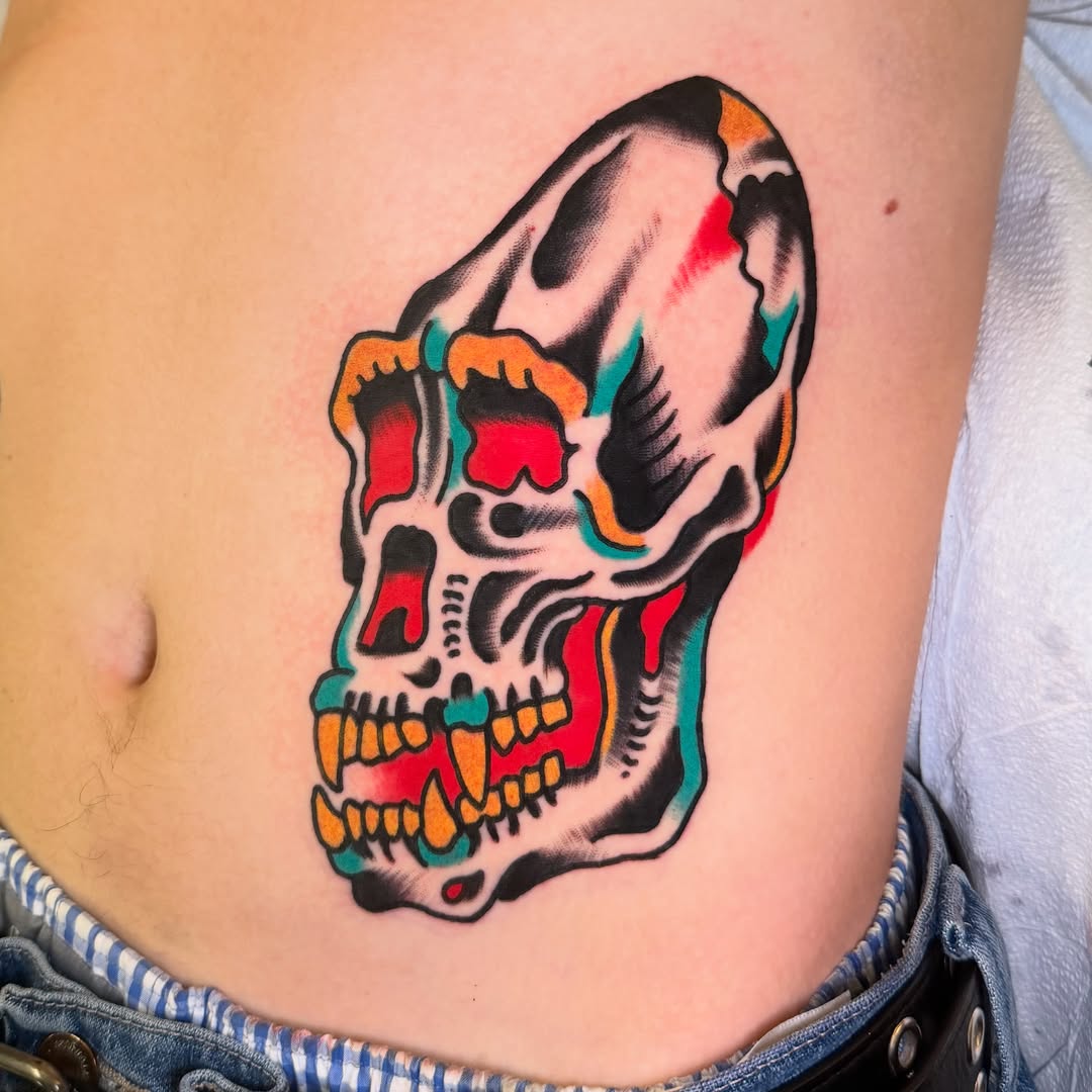 Skull American traditional tattoo on the ribs by Rizzo