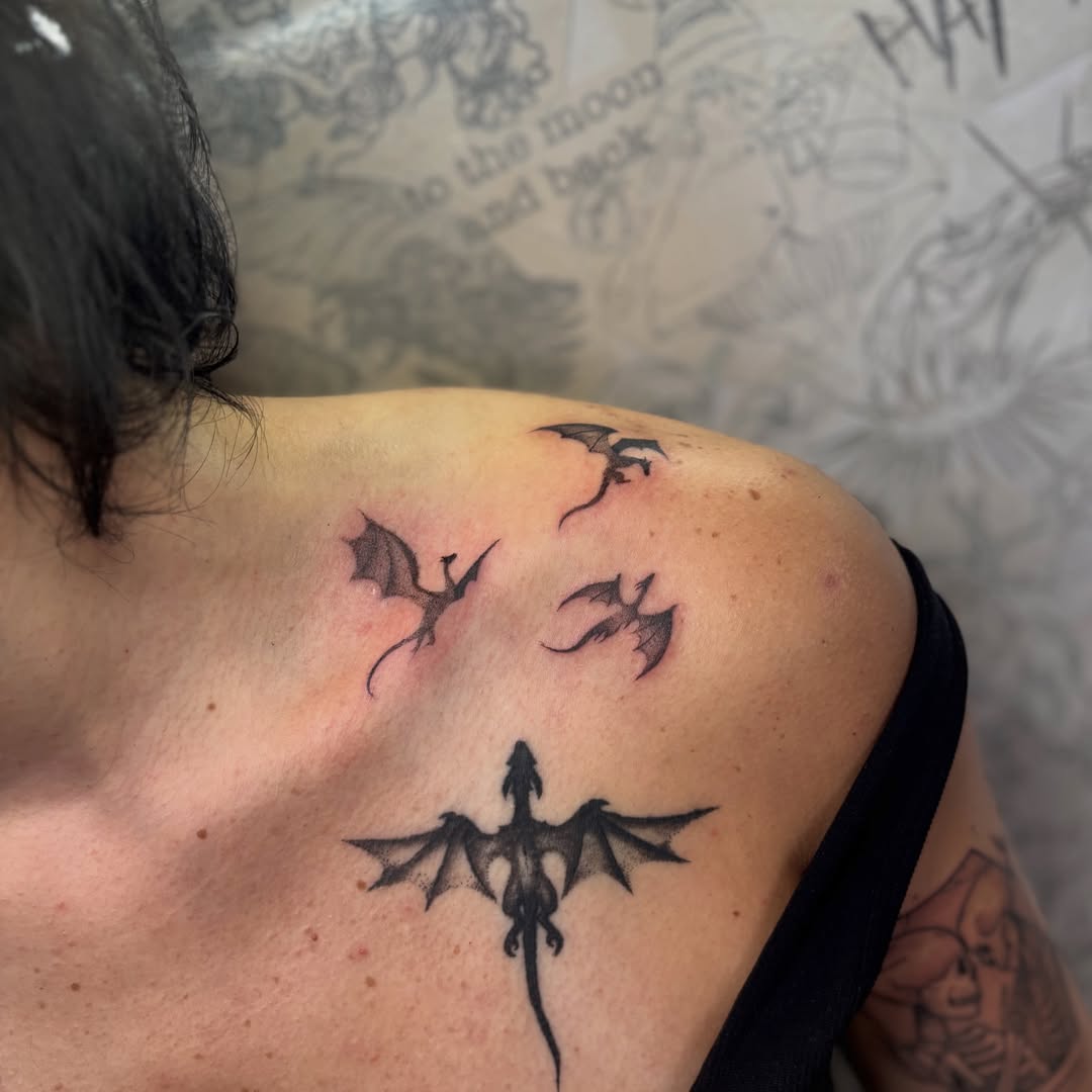 Dragons dotwork tattoo on the shoulder by 𝕊𝕒𝕞 ☪︎ ִ ࣪𖤐 𐦍 ☾𖤓