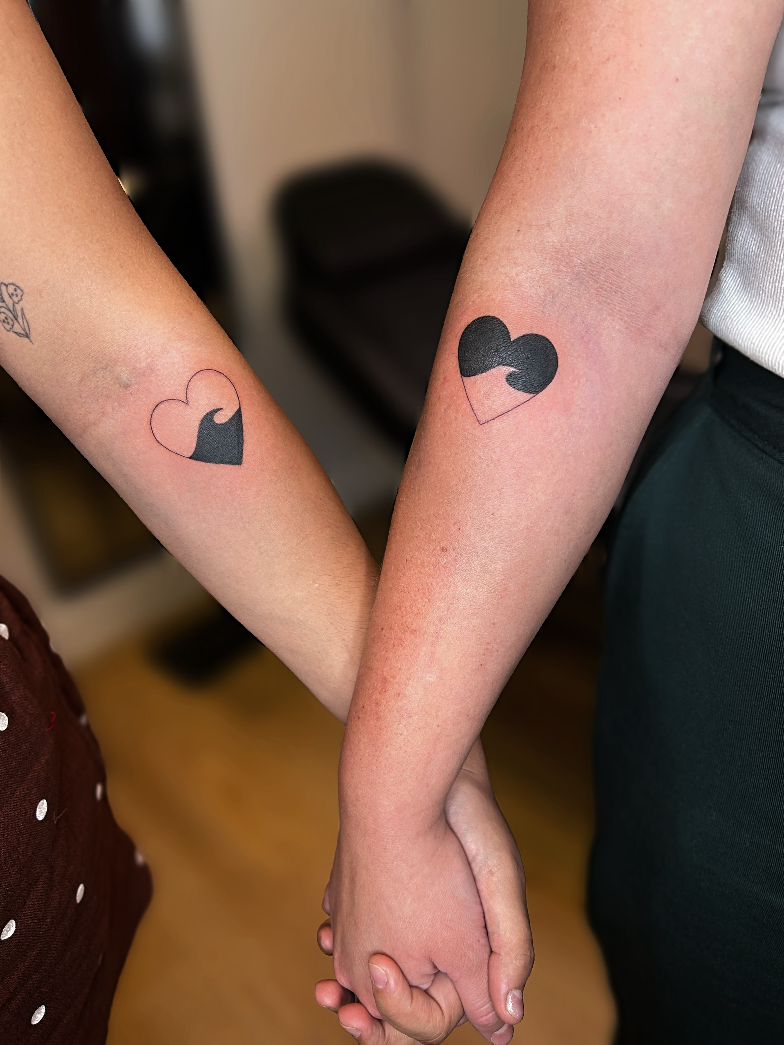 Heart black and grey tattoo on the forearm by 𝒜𝓇𝓉𝒾𝓈𝓉 𝒟𝒶𝒾𝓈𝓎 ♡