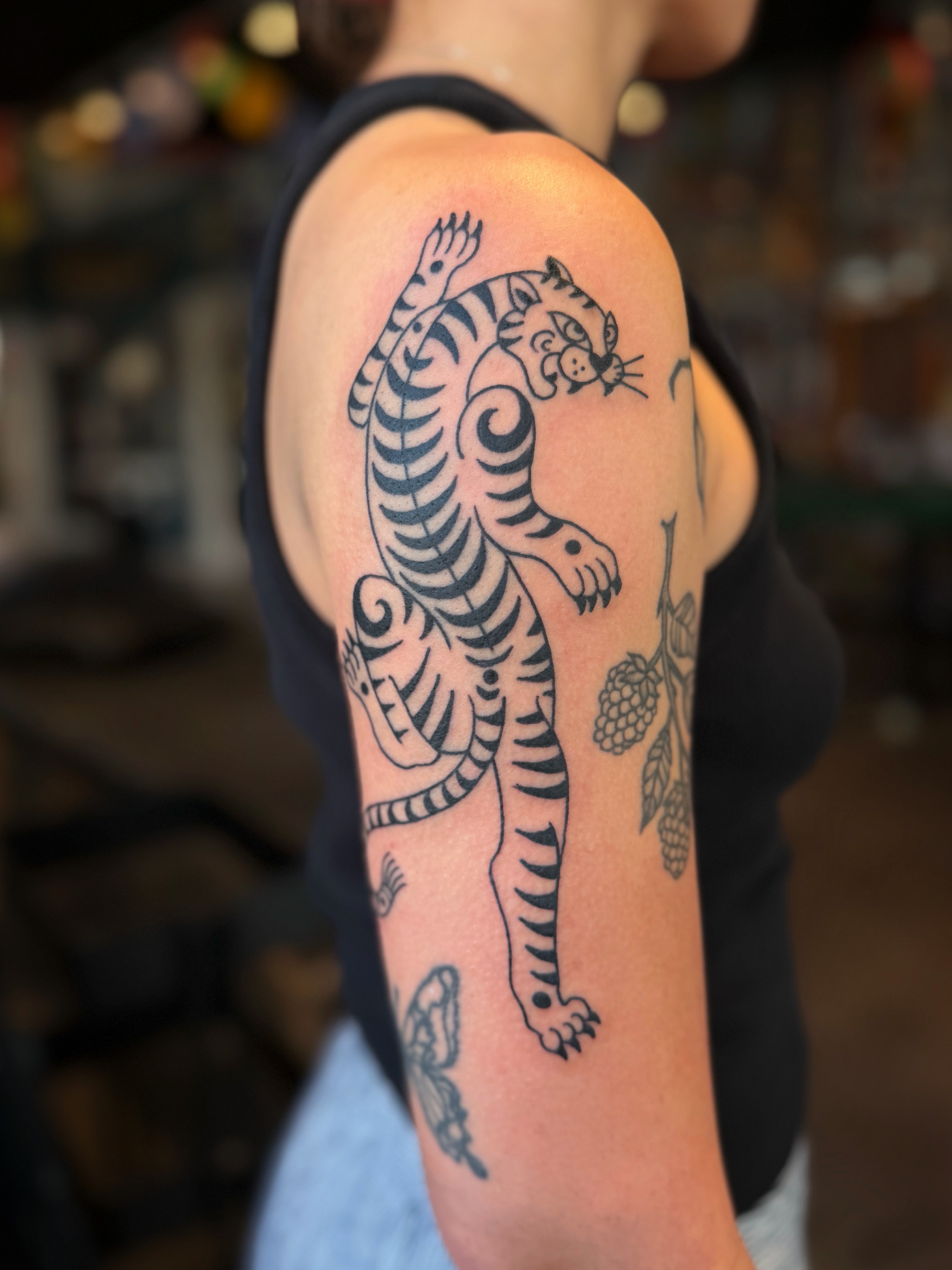Tiger black and grey tattoo on the upper arm by เผ เผถ ๐ฐ๐๐๐๐๐๐ เผถ ๐๐๐ถ เผถ เผ