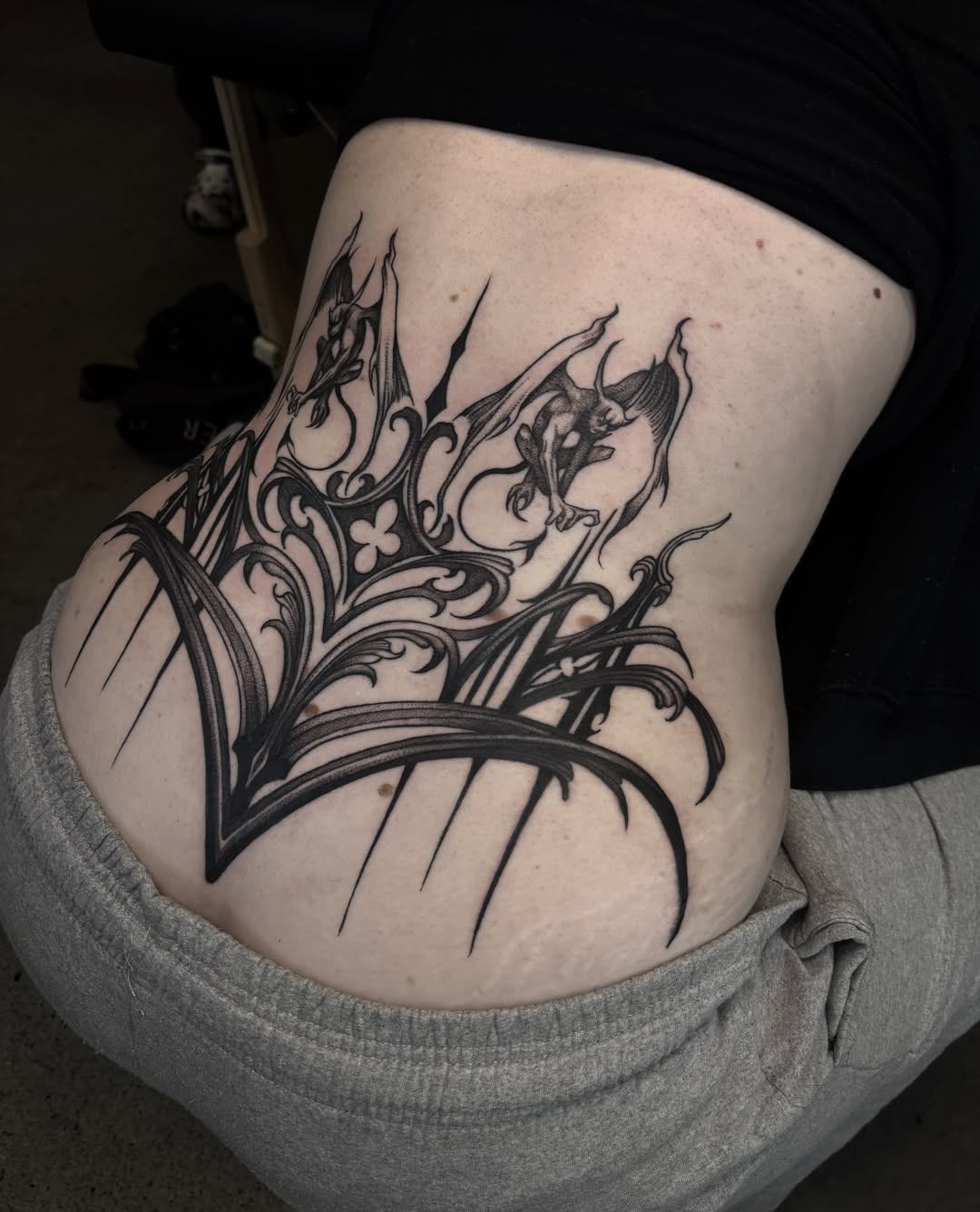 Abstract floral ornamental tattoo on the ribs by ๐๐ช๐ฒ๐ต๐ฎ๐ ๐๐ช๐ฎ๐ฝ๐