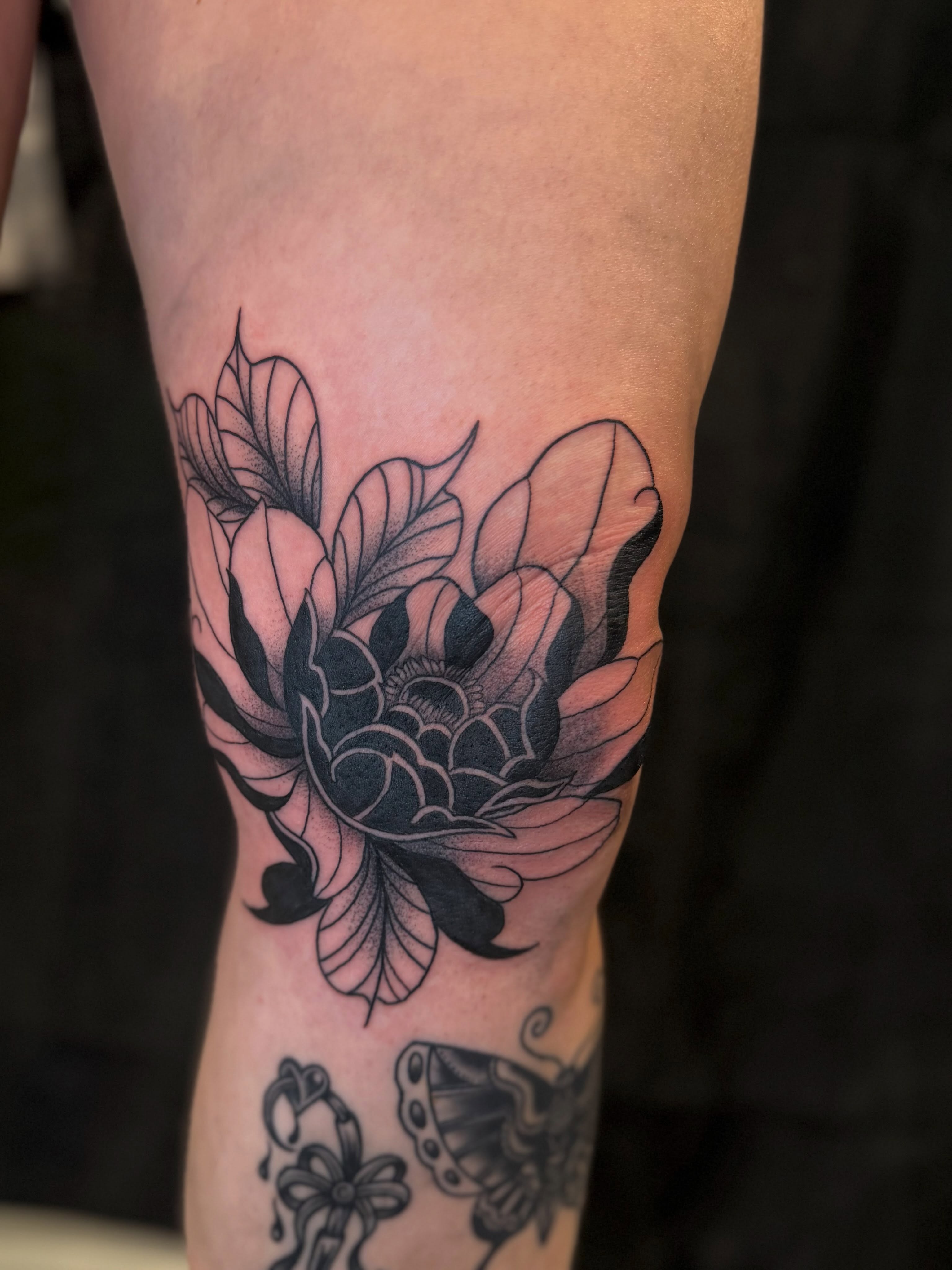 Chrysanthemum black and grey tattoo on the thigh by Zeninkz