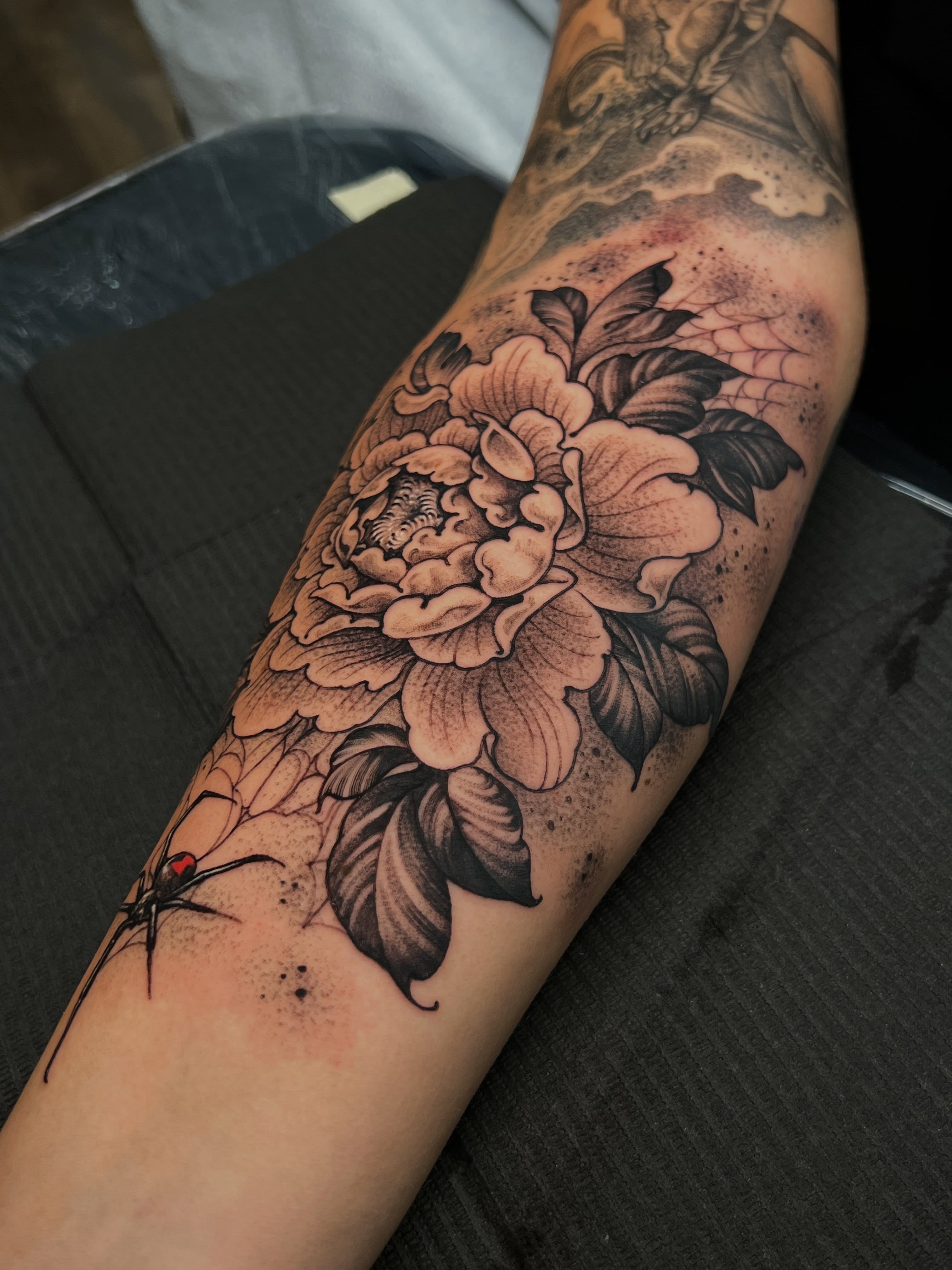 Tattoo by @fredd.chino.tattoos — dotwork, realism