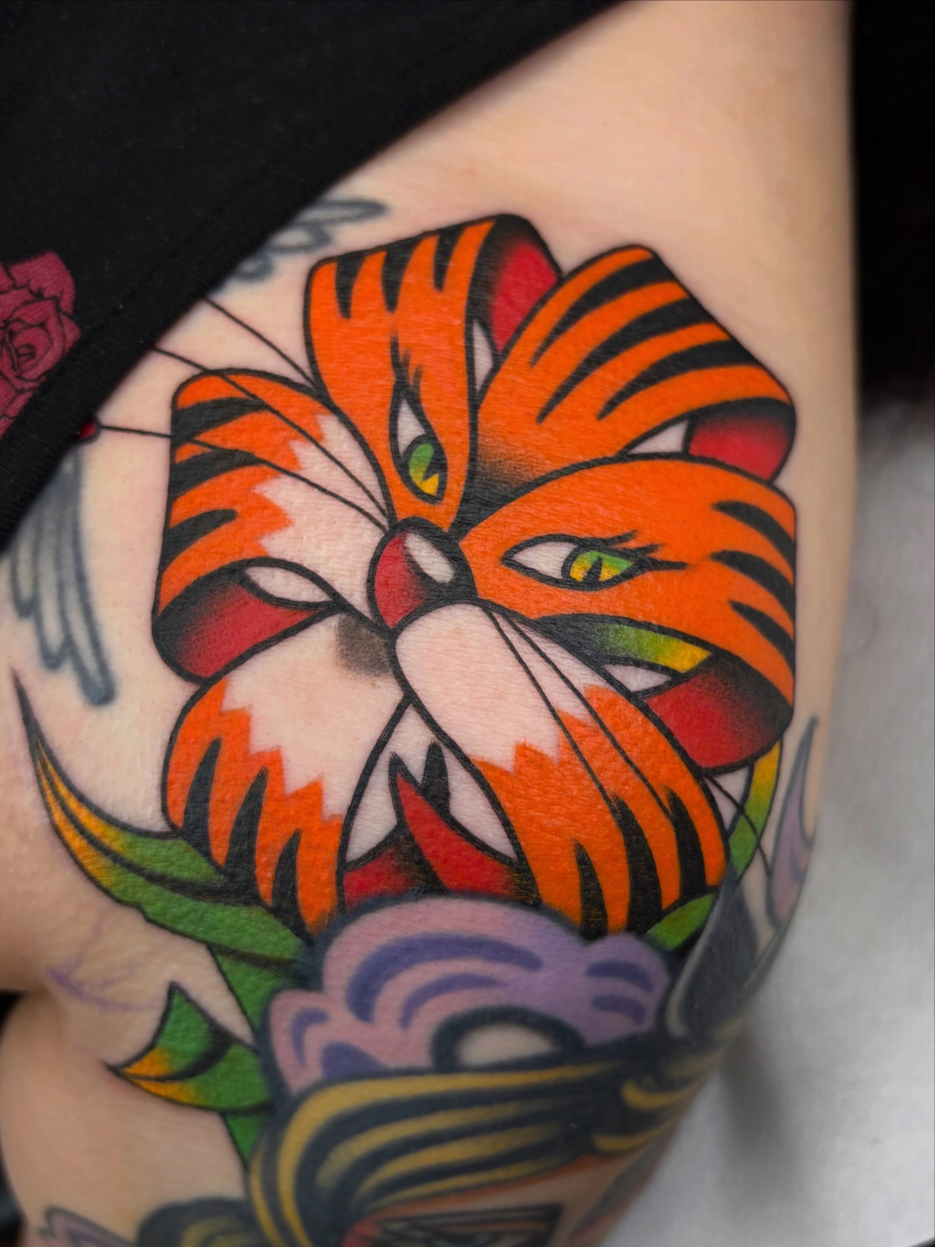 Tiger American traditional tattoo on the thigh by Arturo Ledesma