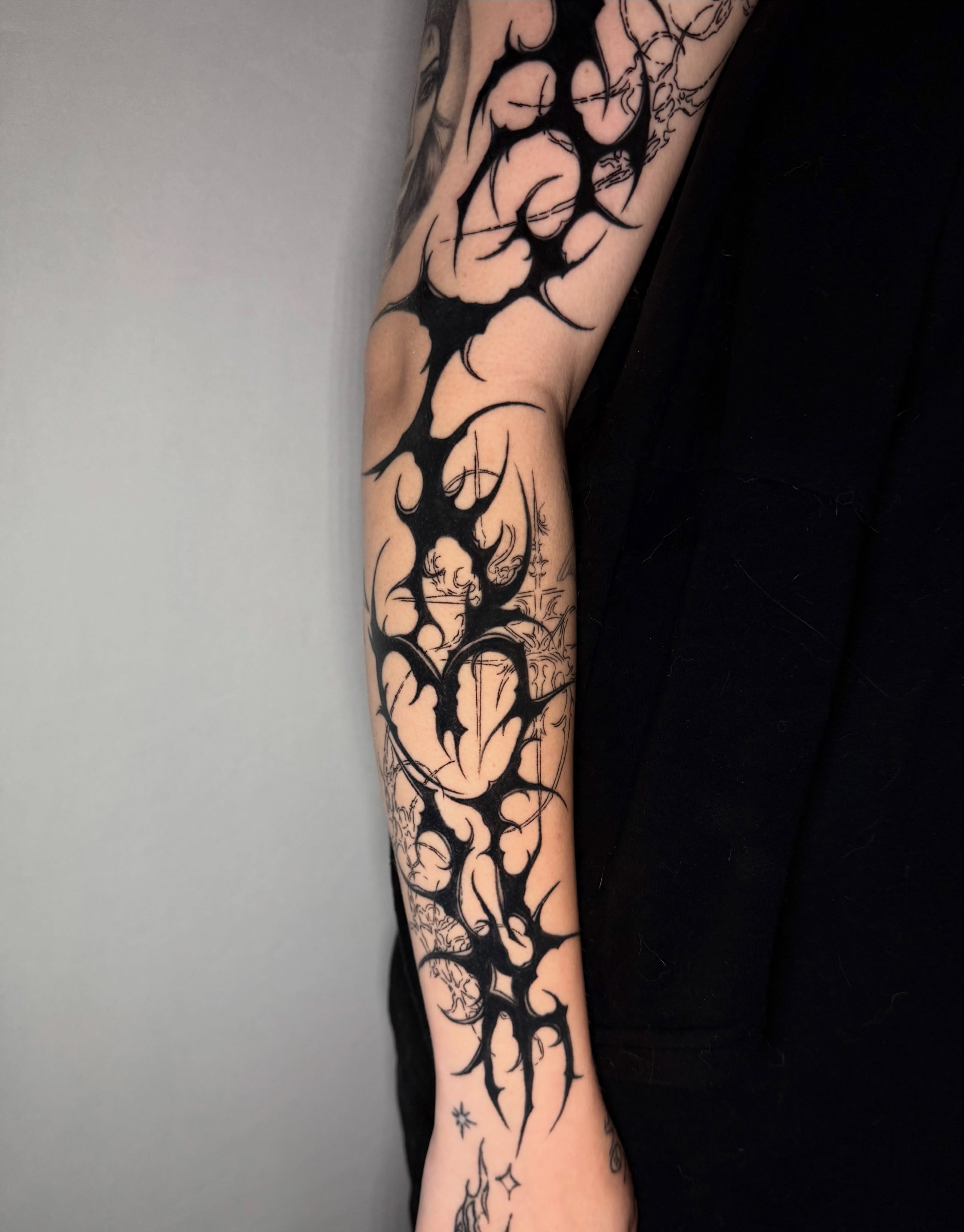 Thorns and roses tribal tattoo on the forearm by 𝖎𝖘𝖆 ✶ 𝖉𝖋𝖜 𝖙𝖆𝖙𝖙𝖔𝖔𝖘