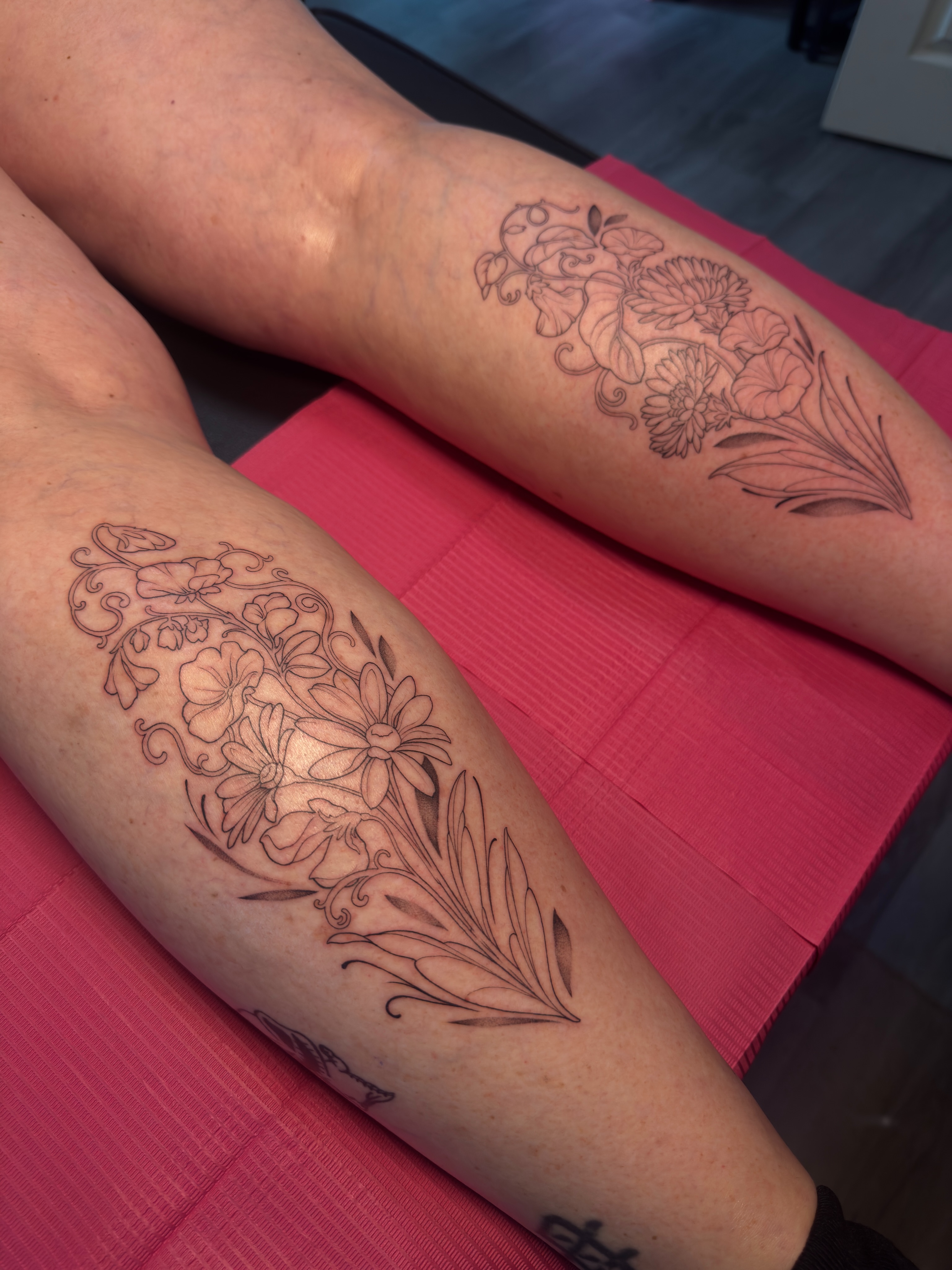 Floral bouquet black and grey tattoo on the forearm by 𝙷𝚊𝚒𝚕𝚎𝚢 𝙷𝚊𝚛𝚎𝚗 ✯ 𝙽𝙴 𝙾𝚑𝚒𝚘 𝚃𝚊𝚝𝚝𝚘𝚘 𝙰𝚛𝚝𝚒𝚜𝚝
