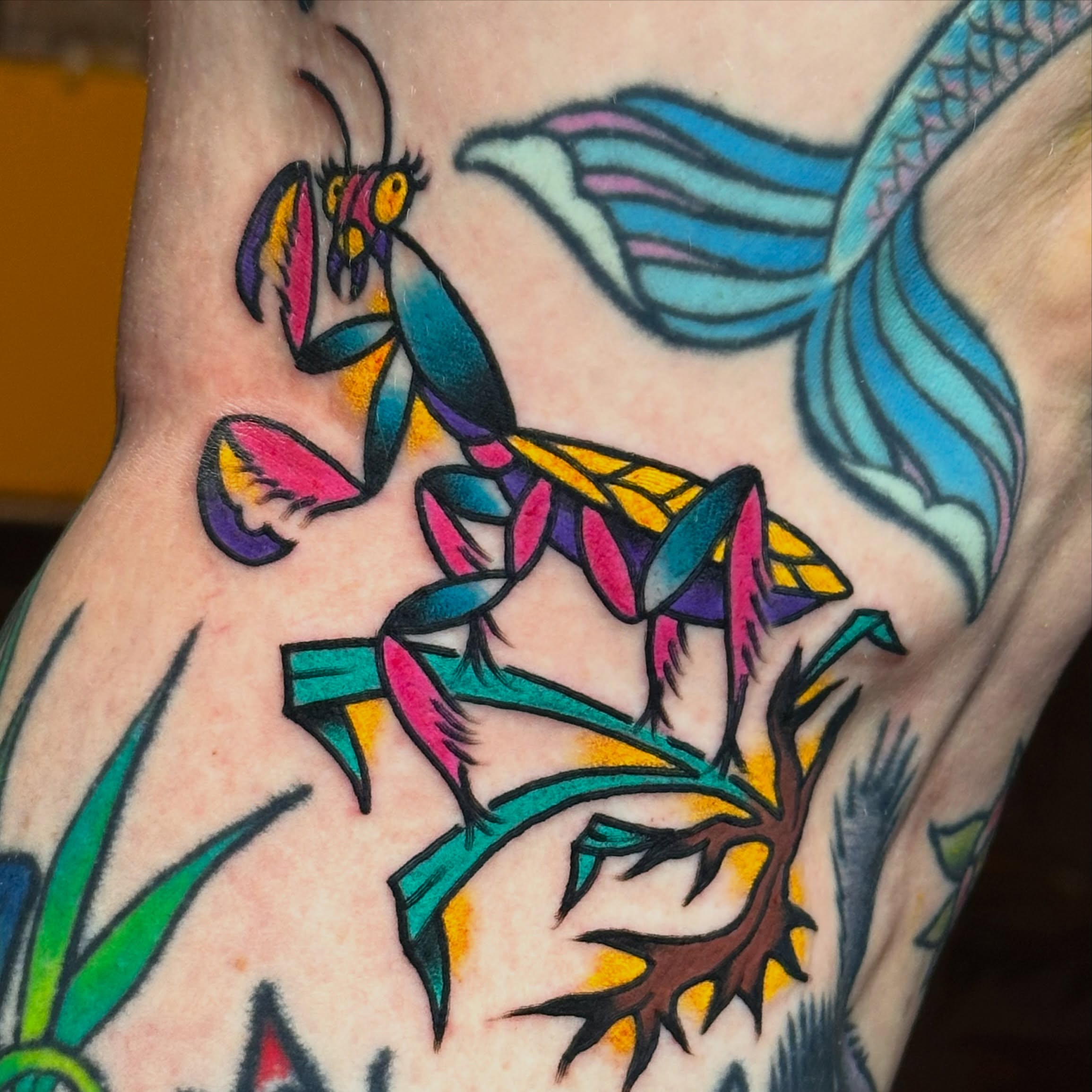 Praying mantis American traditional tattoo on the forearm by Kiki Painmaker Trad Tattooer 🧨