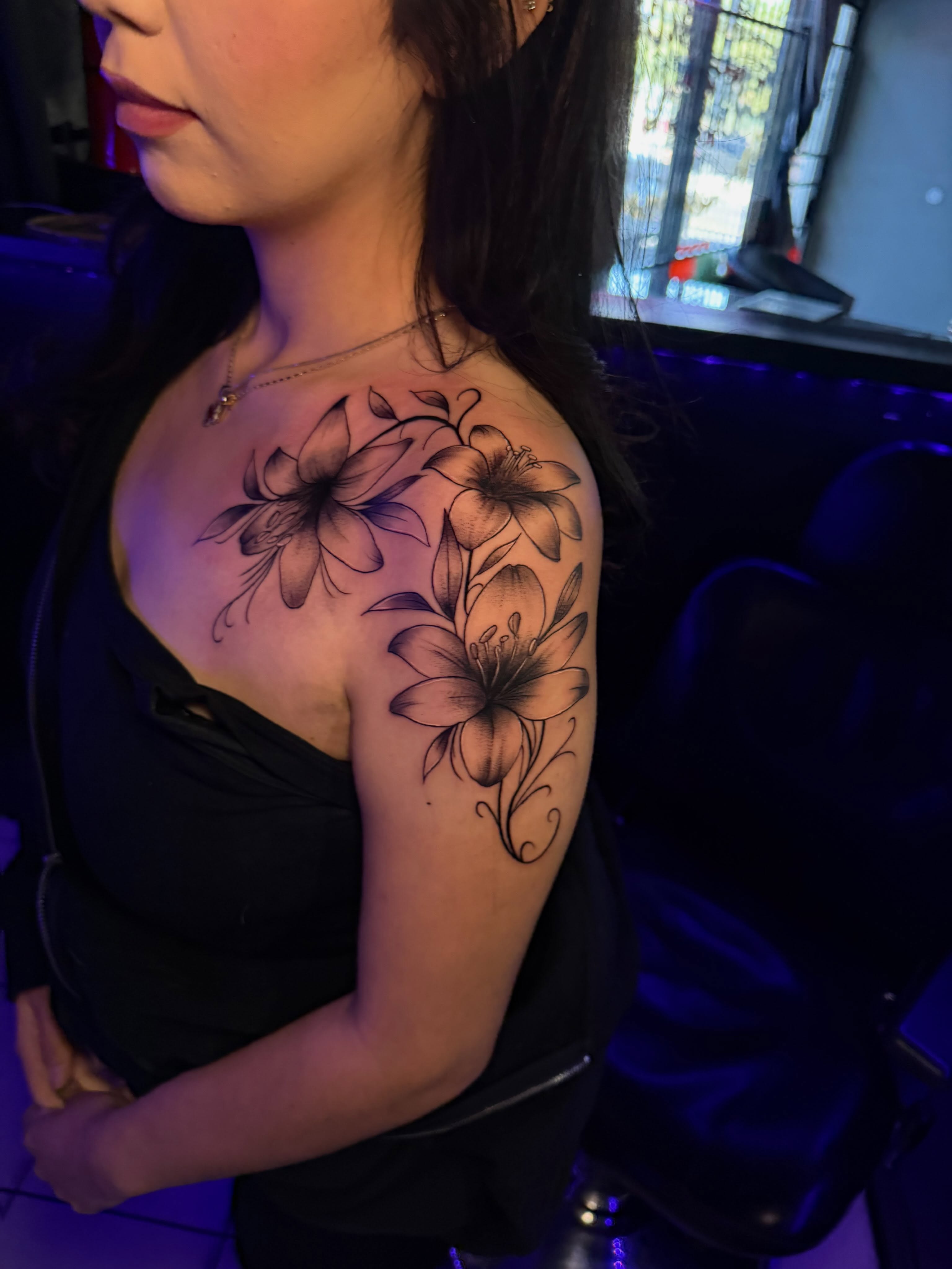 Flowers black and grey tattoo on the shoulder by Jasmin Lozano