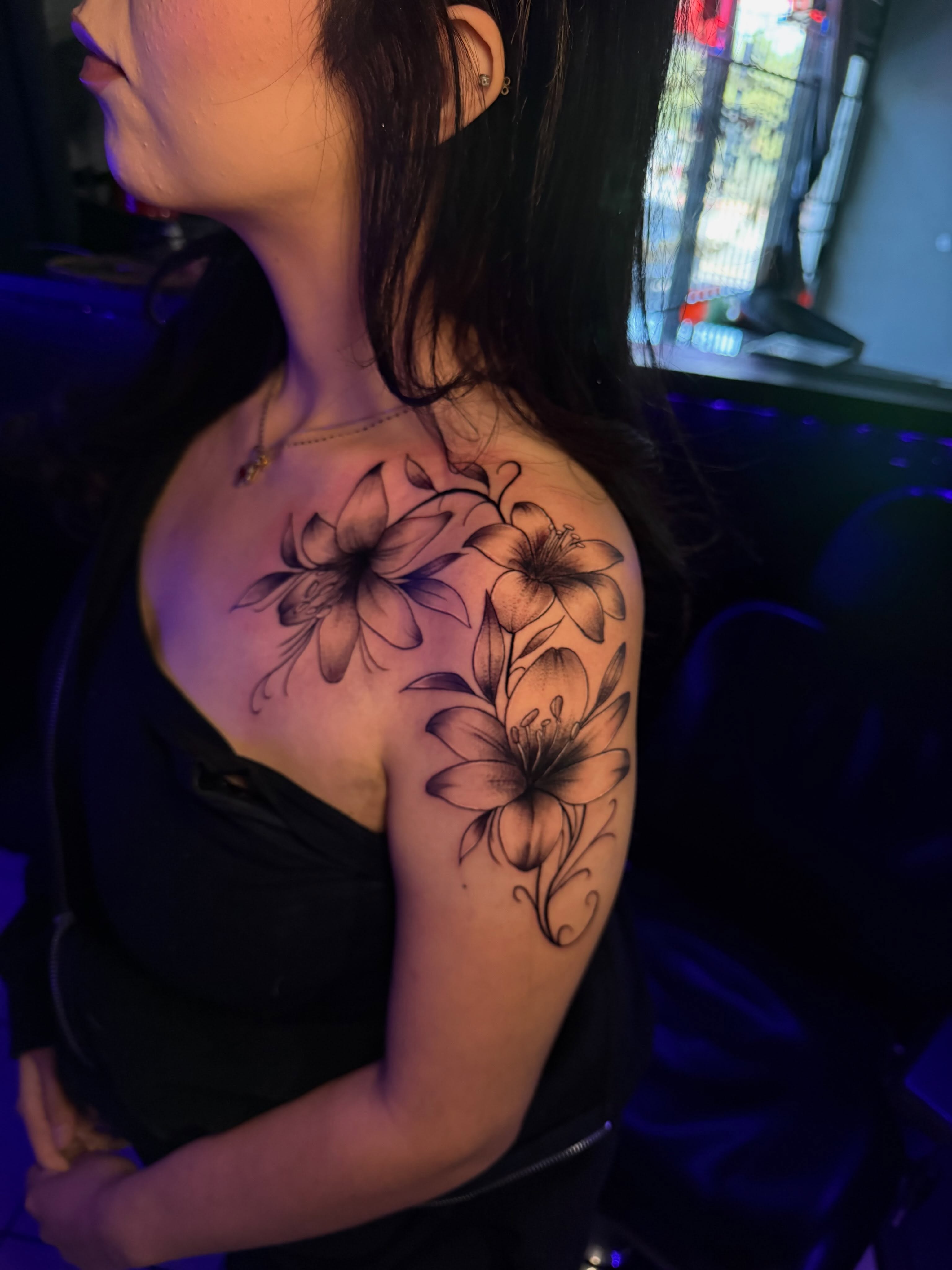 Floral black and grey tattoo on the shoulder by Jasmin Lozano
