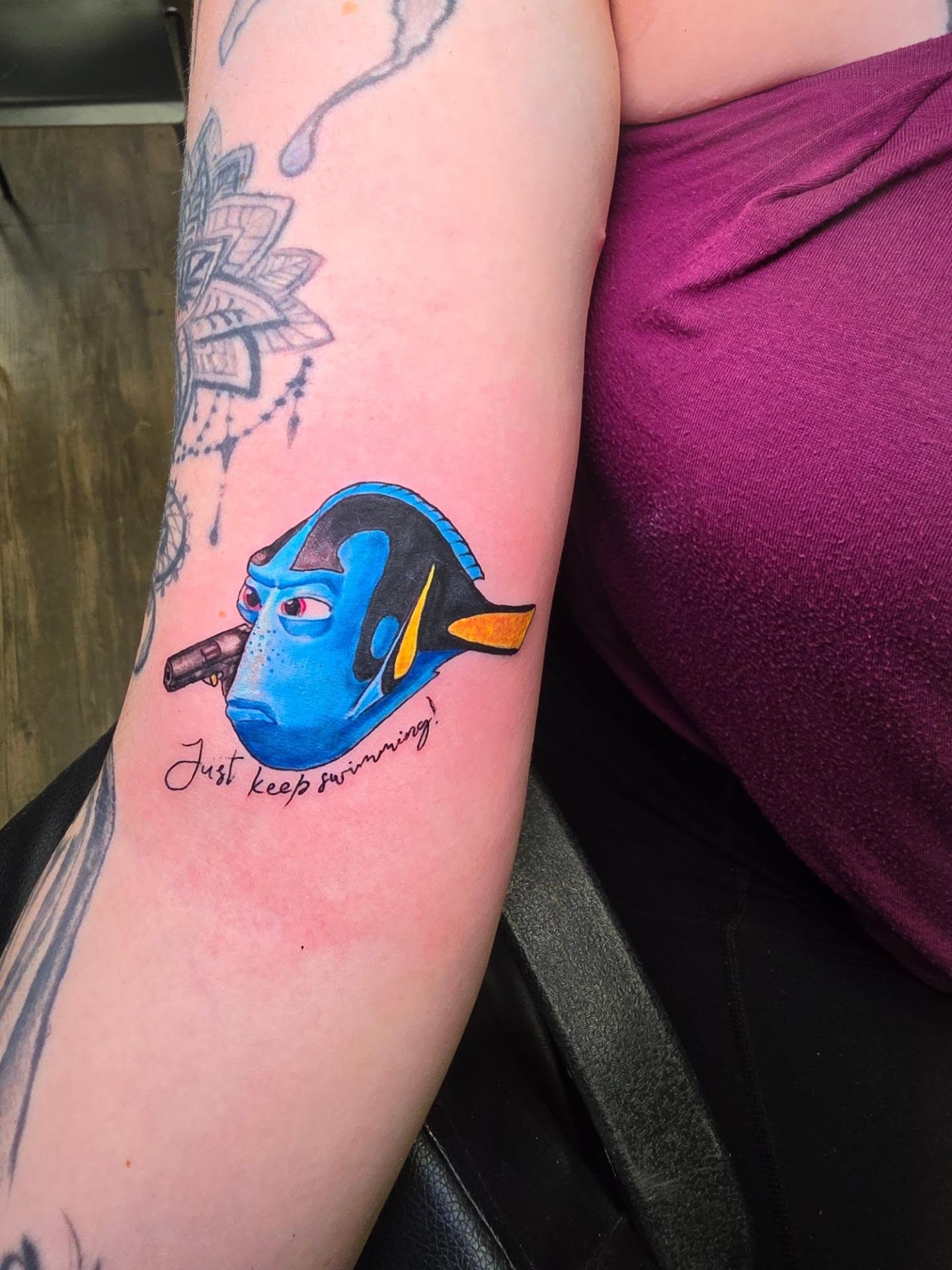 Dory realism tattoo on the forearm by komik tattoos