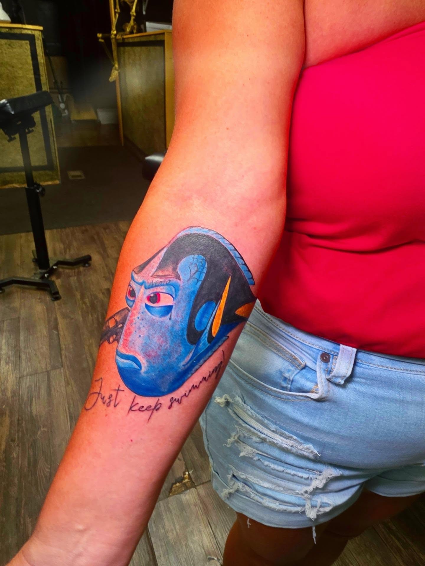 Dory realism tattoo on the forearm by komik tattoos
