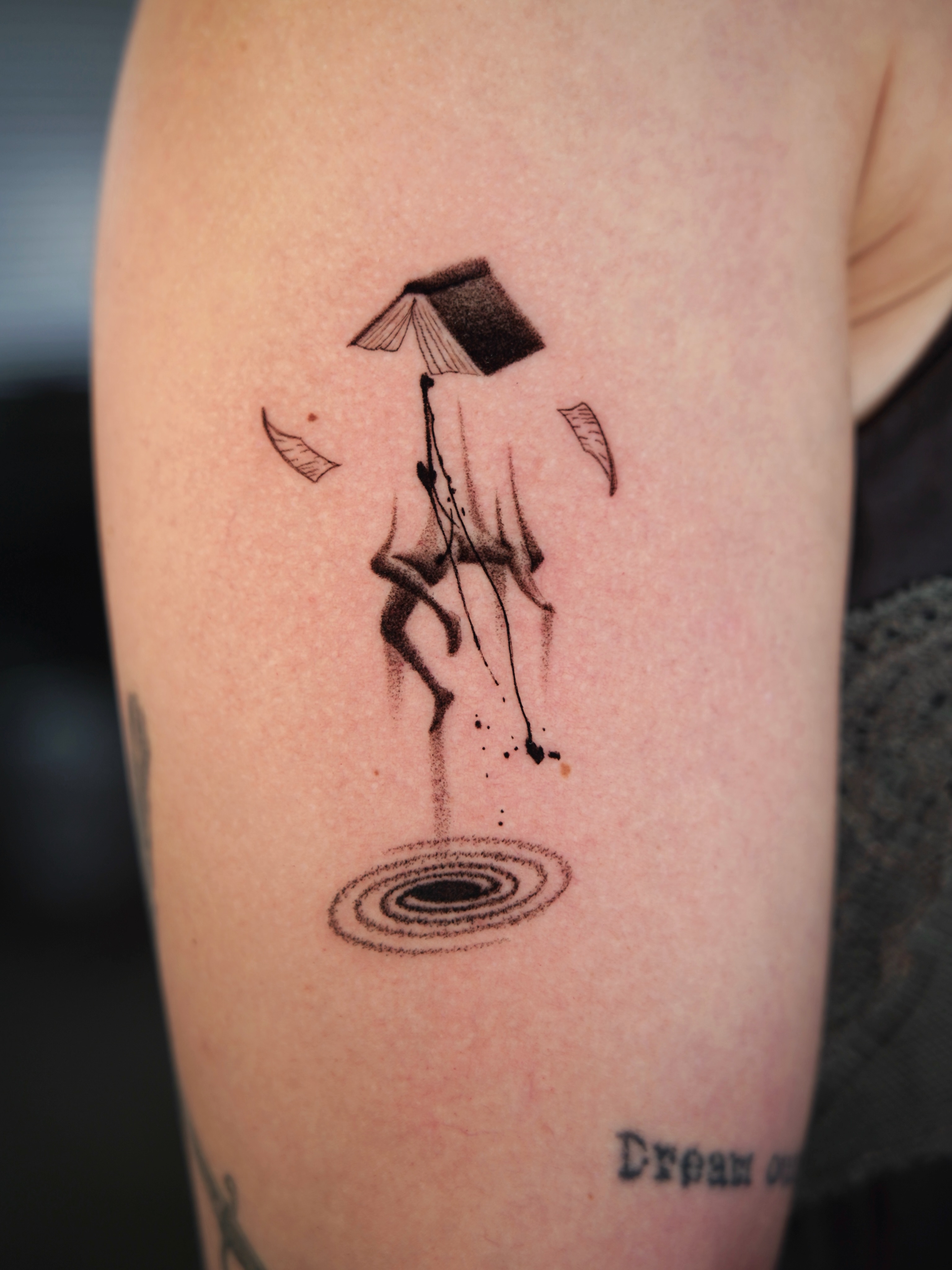 Tattoo by @metinkaraatli — dotwork, minimalist