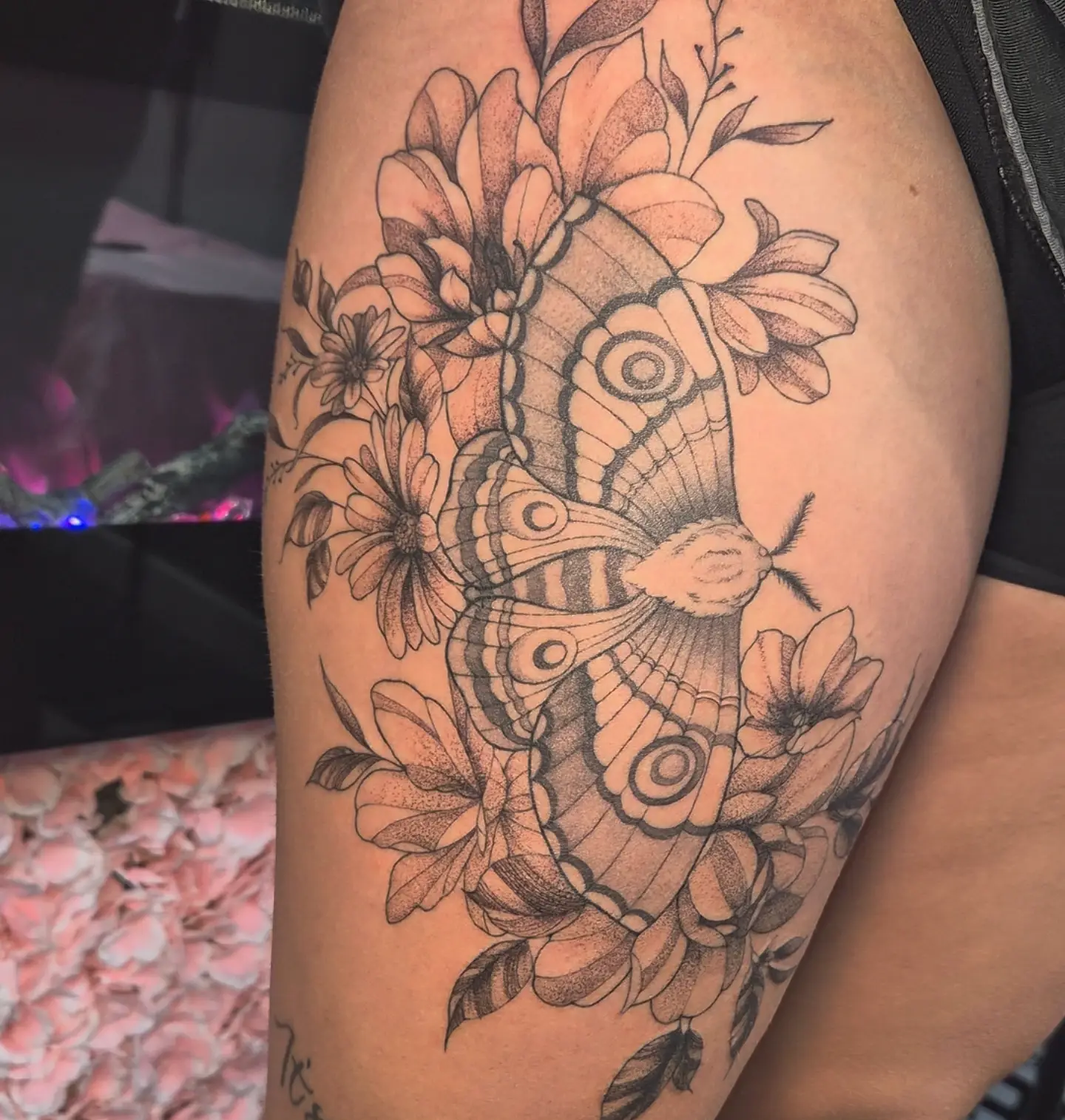 Butterfly and flowers dotwork tattoo on the thigh by 𝒱𝒽𝓎𝓍𝒾𝓃