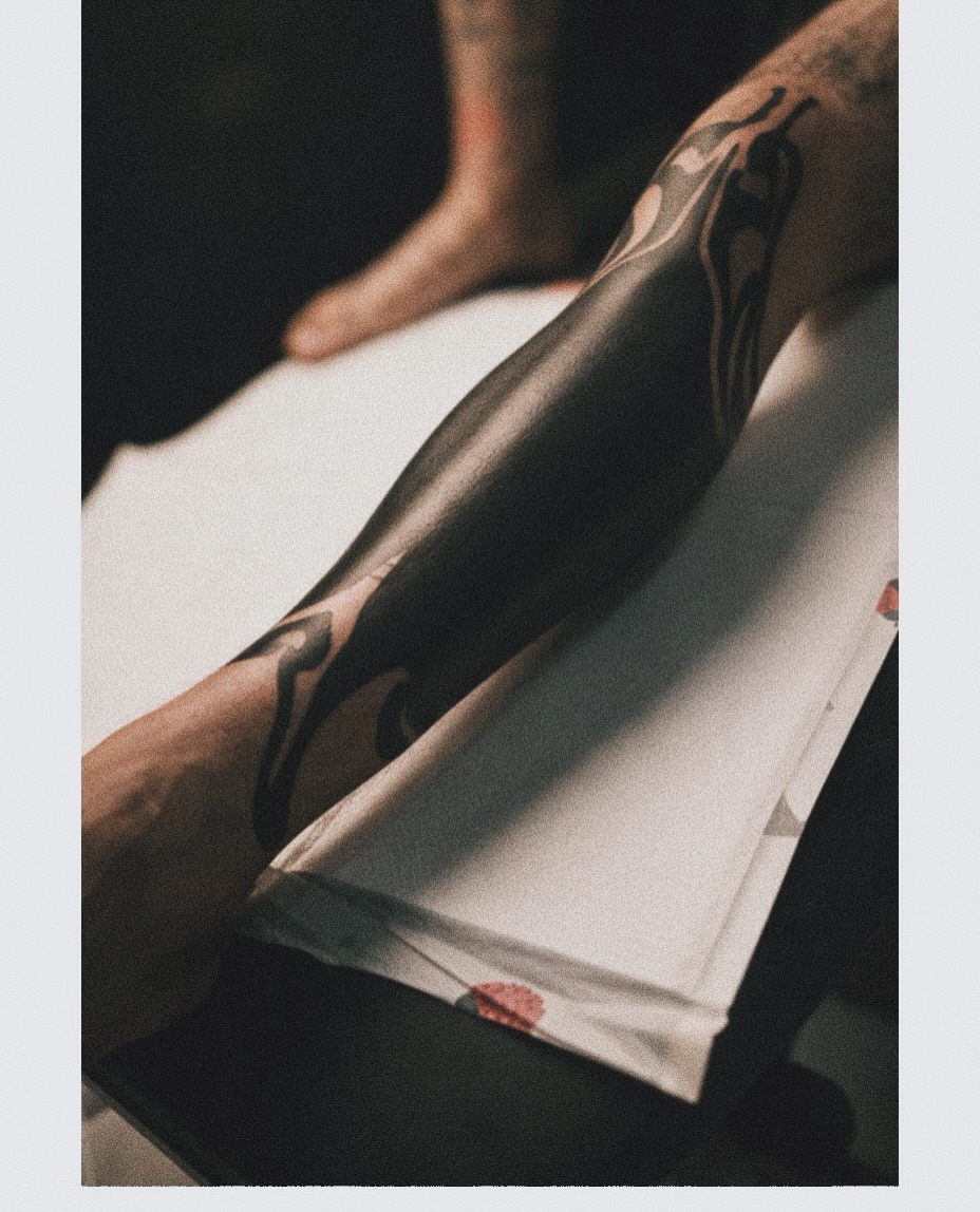 Tattoo by @danielsbauti — blackwork