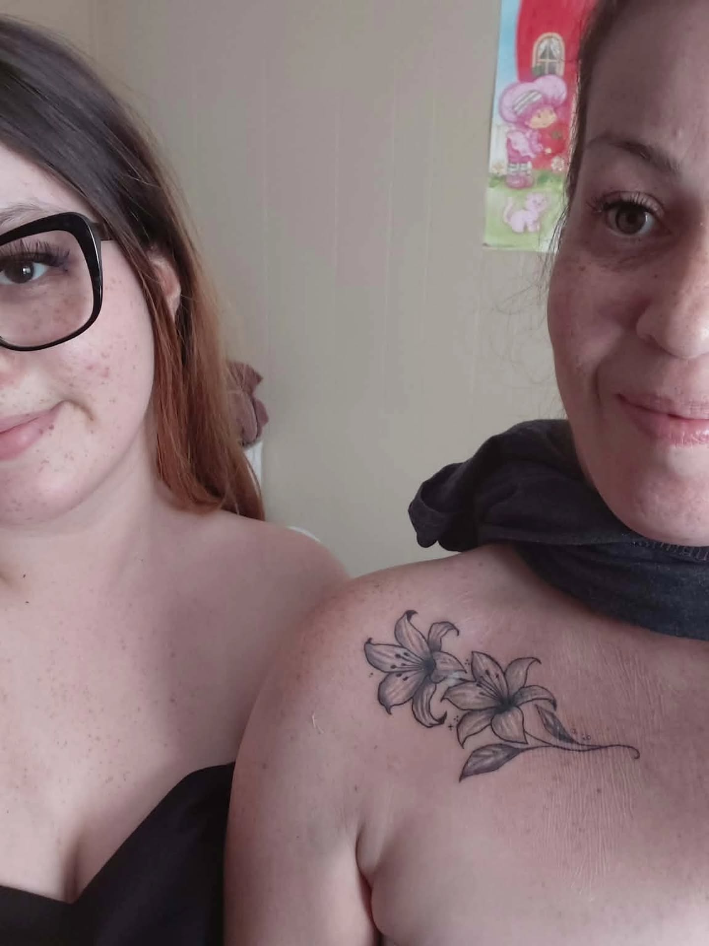 Lily black and grey tattoo on the shoulder by @rockinr33d.tattoos