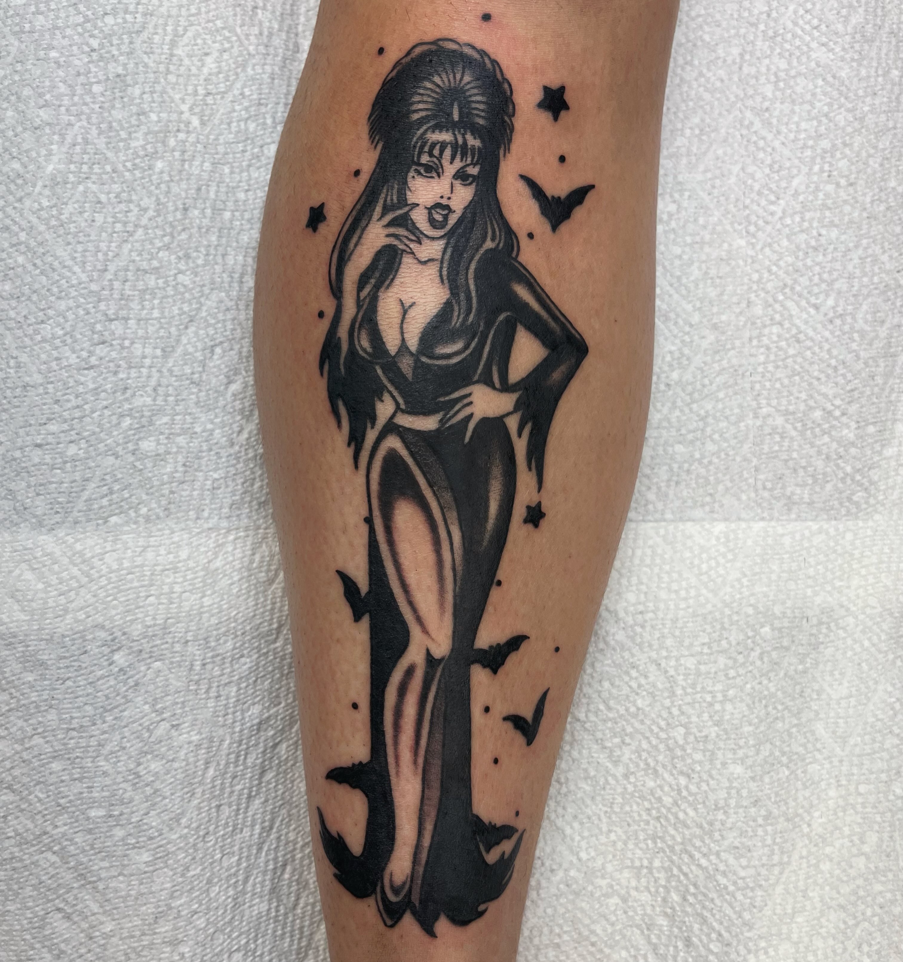 Vampire woman black and grey tattoo on the forearm by ᴴᴬᴺᴺᴬᴴ ᴿᵁᴰᴰᴱᴸᴸ