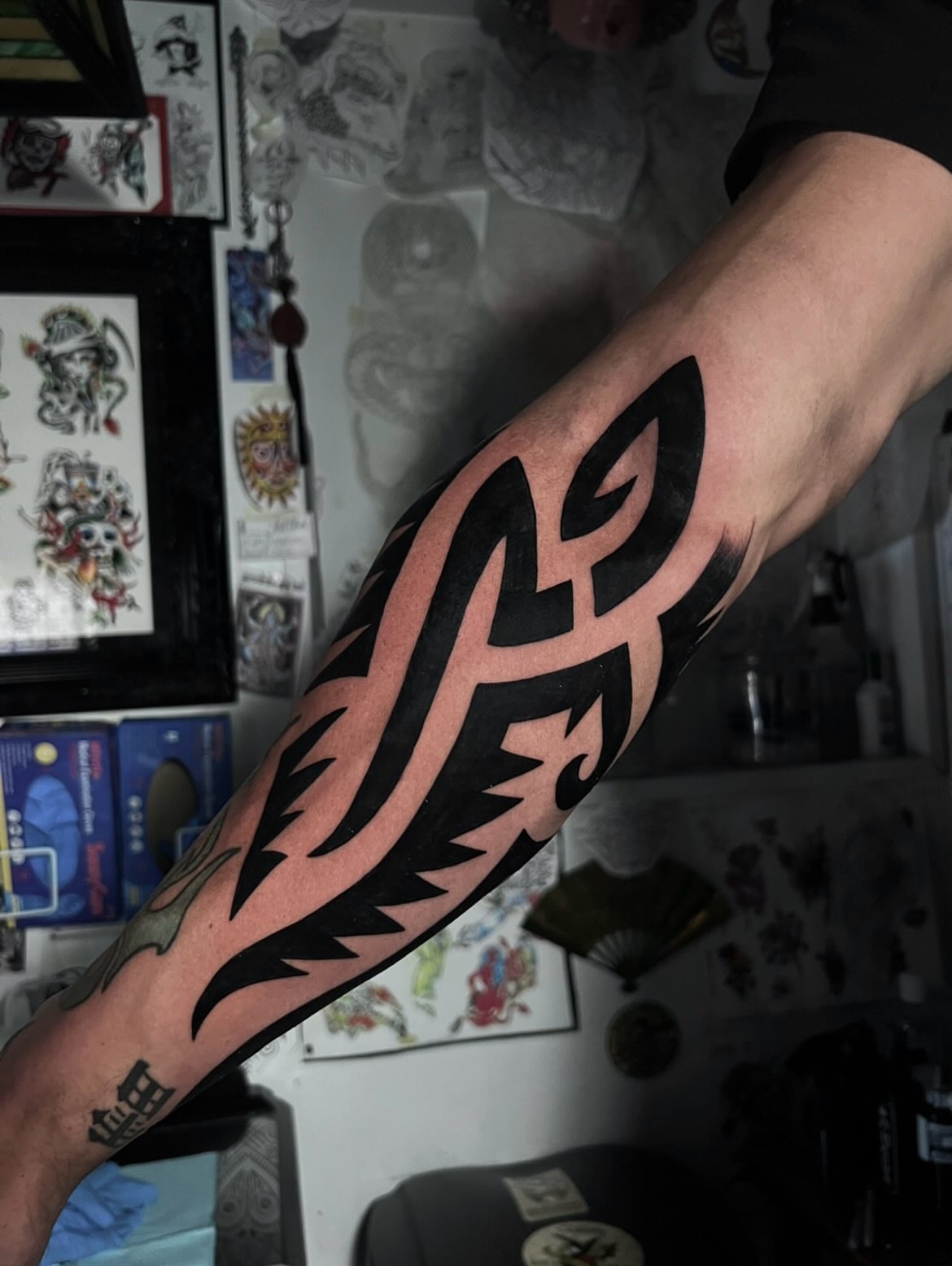 Tribal design tribal tattoo on the forearm by Charlie Campanella