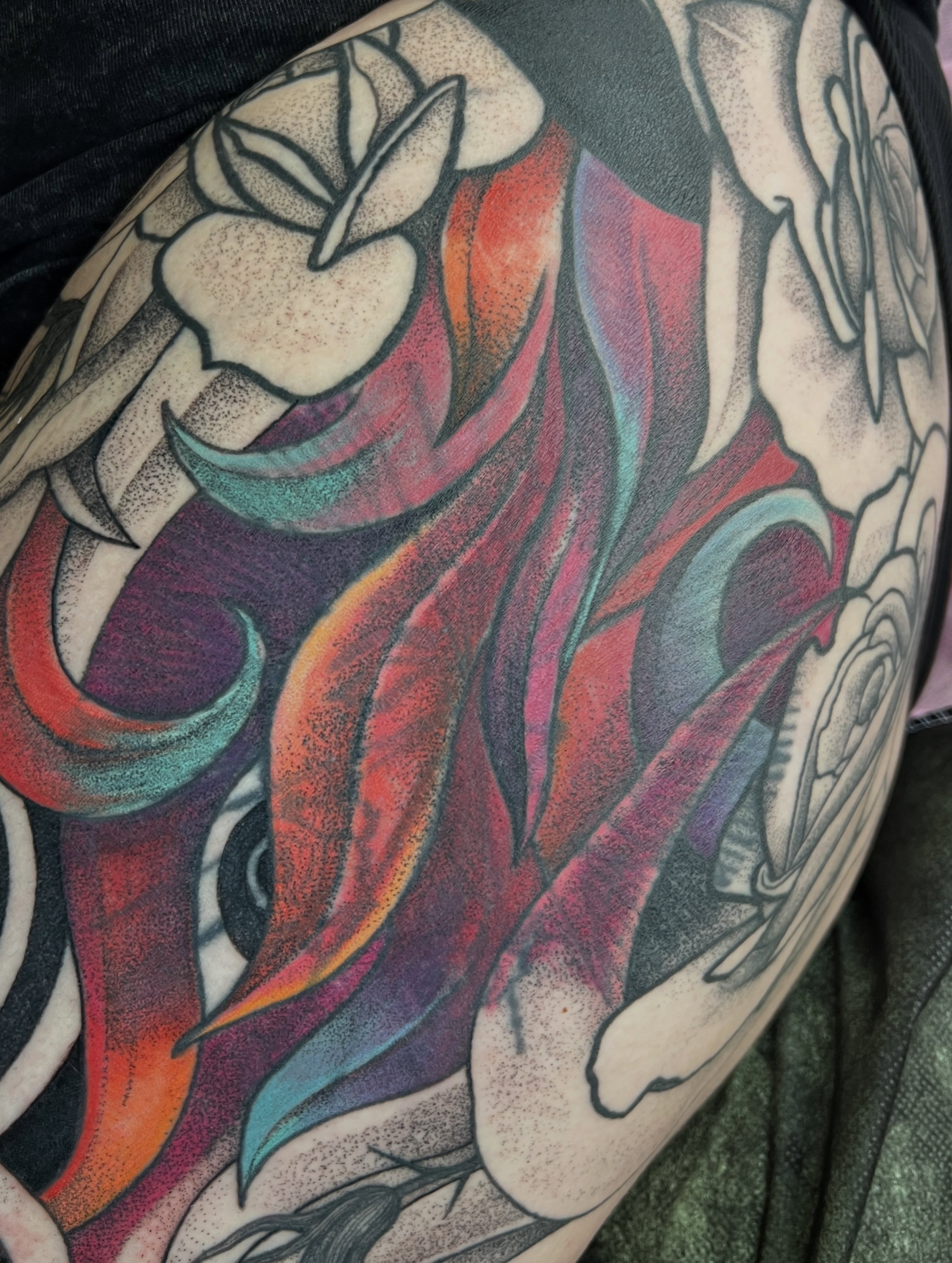 Floral design dotwork tattoo on the thigh by ✨ Pata Pardee ✨ illustration tattoo