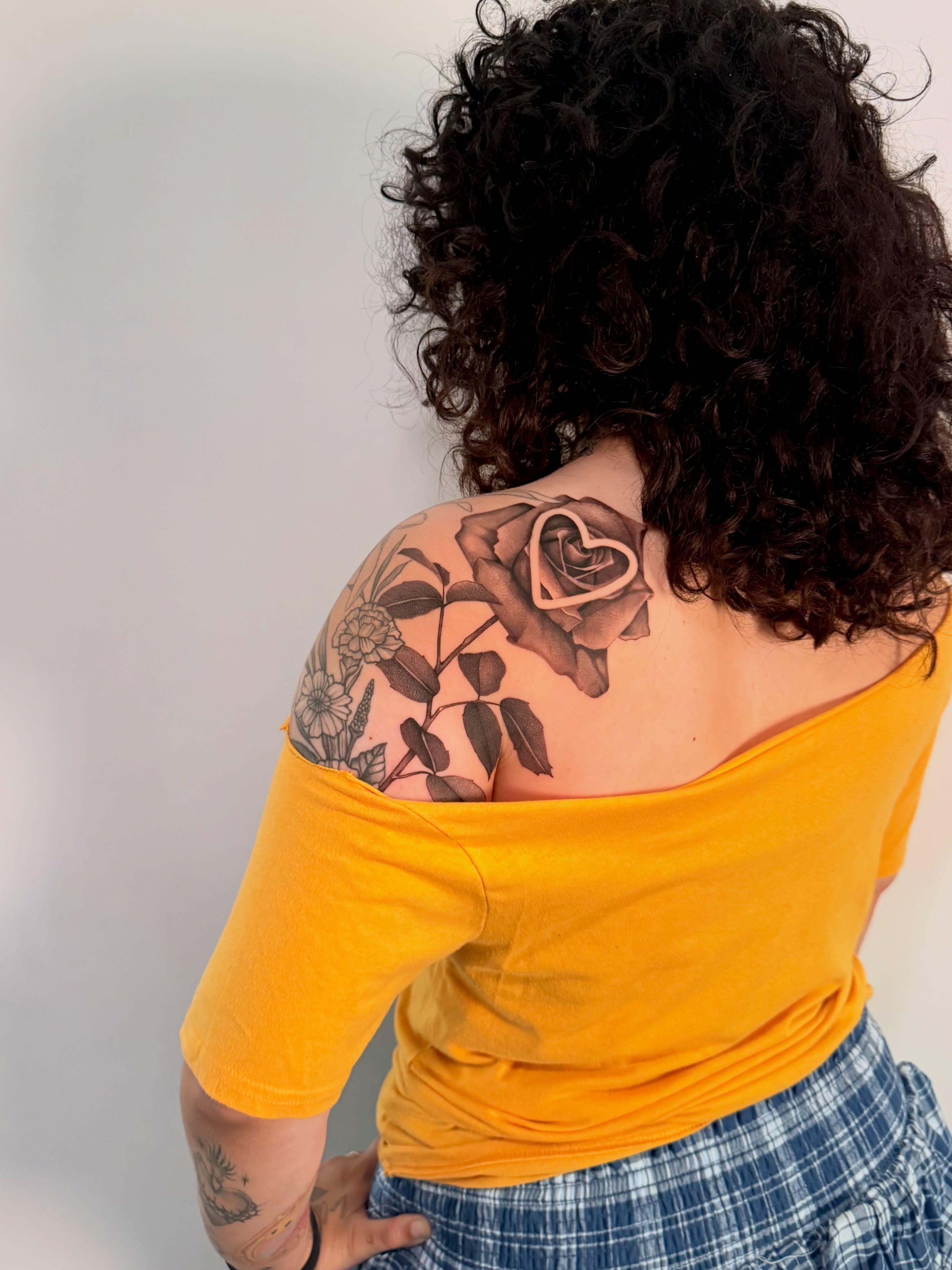 Rose black and grey tattoo on the shoulder by 𝘋𝘪𝘢𝘯𝘯𝘢