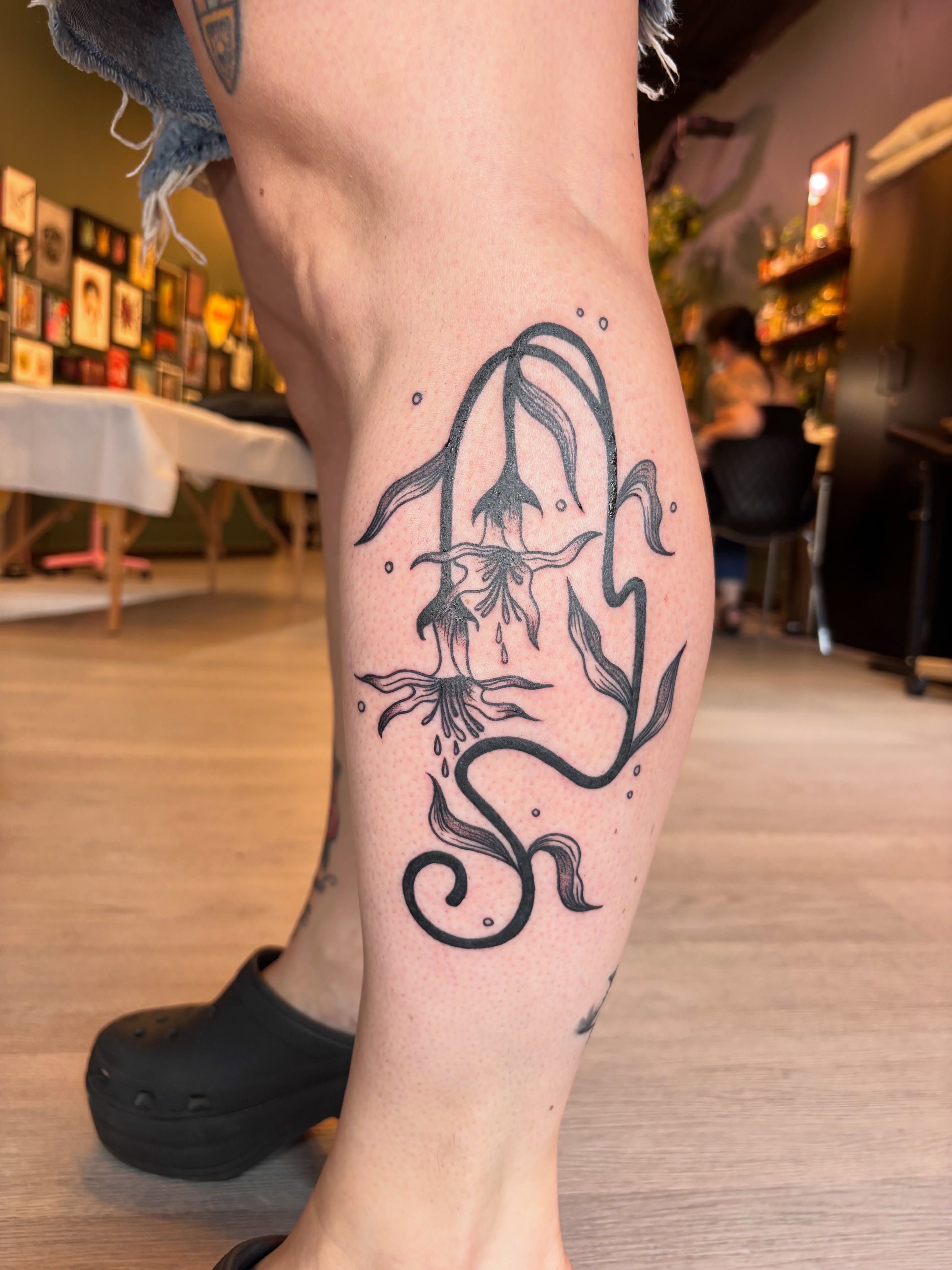 Tattoo by @daisy_chaiin — black_and_grey