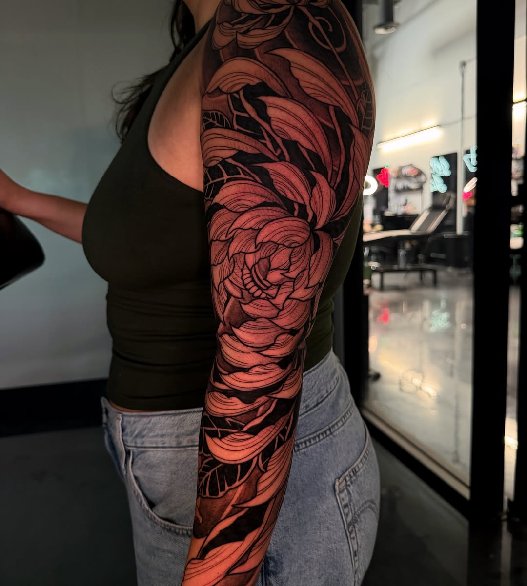 Floral design realism tattoo on the upper arm by Melissa "Lotuss" Chan