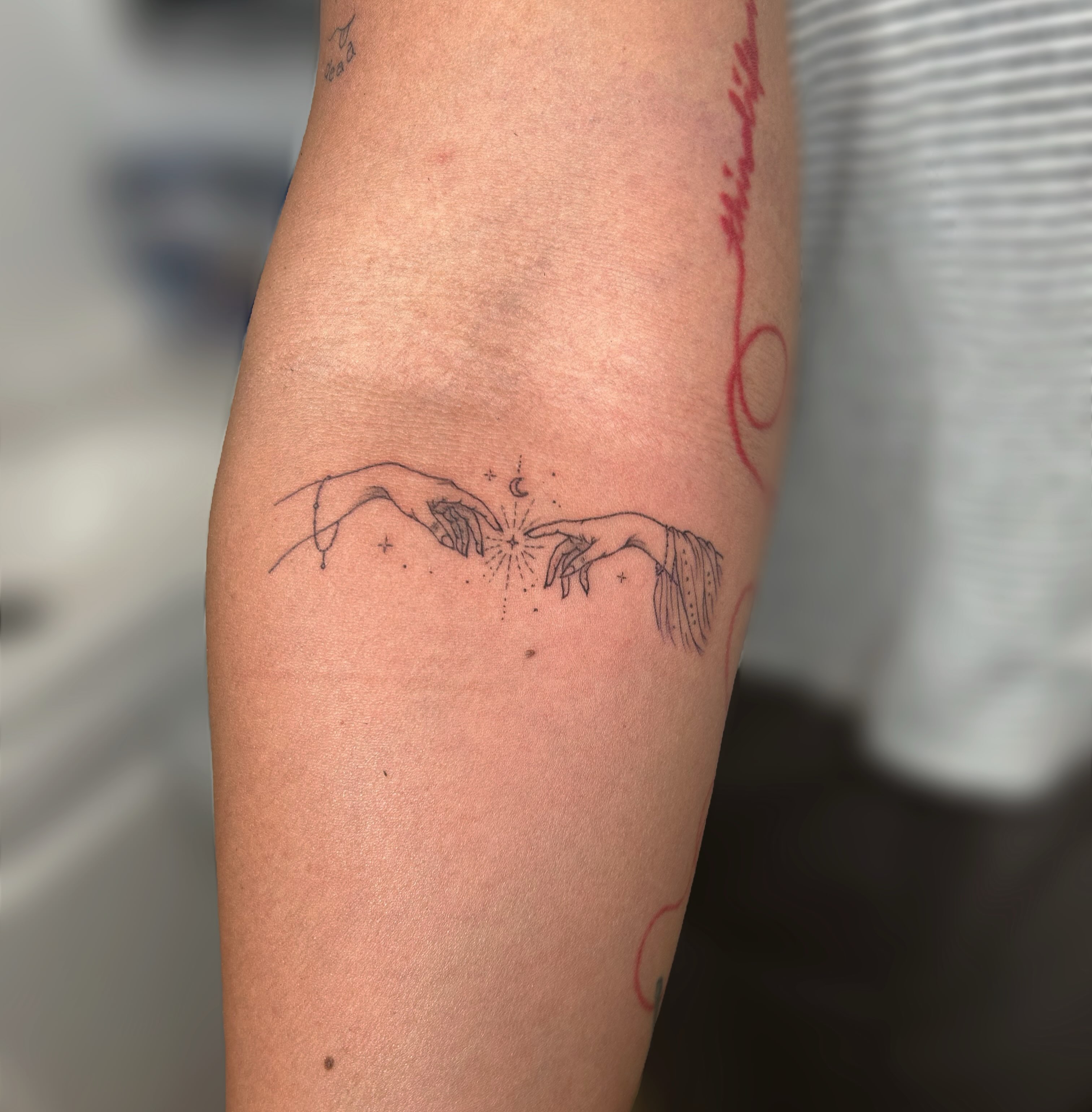 Two hands reaching fine line tattoo on the forearm by 𝒜𝓇𝓉𝒾𝓈𝓉 𝒟𝒶𝒾𝓈𝓎 ♡
