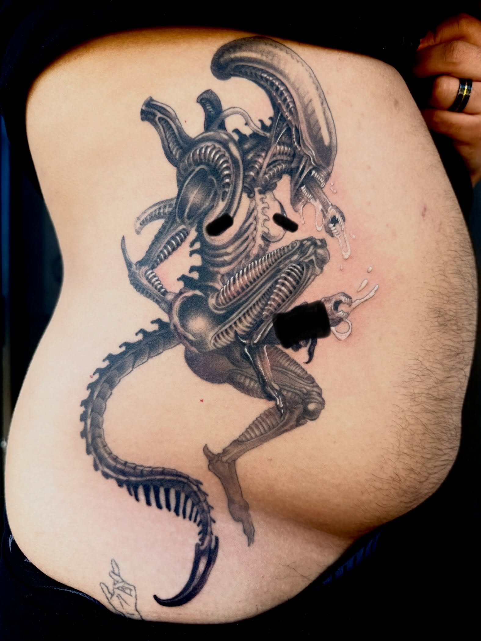 Alien xenomorph realism tattoo on the thigh by Roswell Orellana 👽🛸