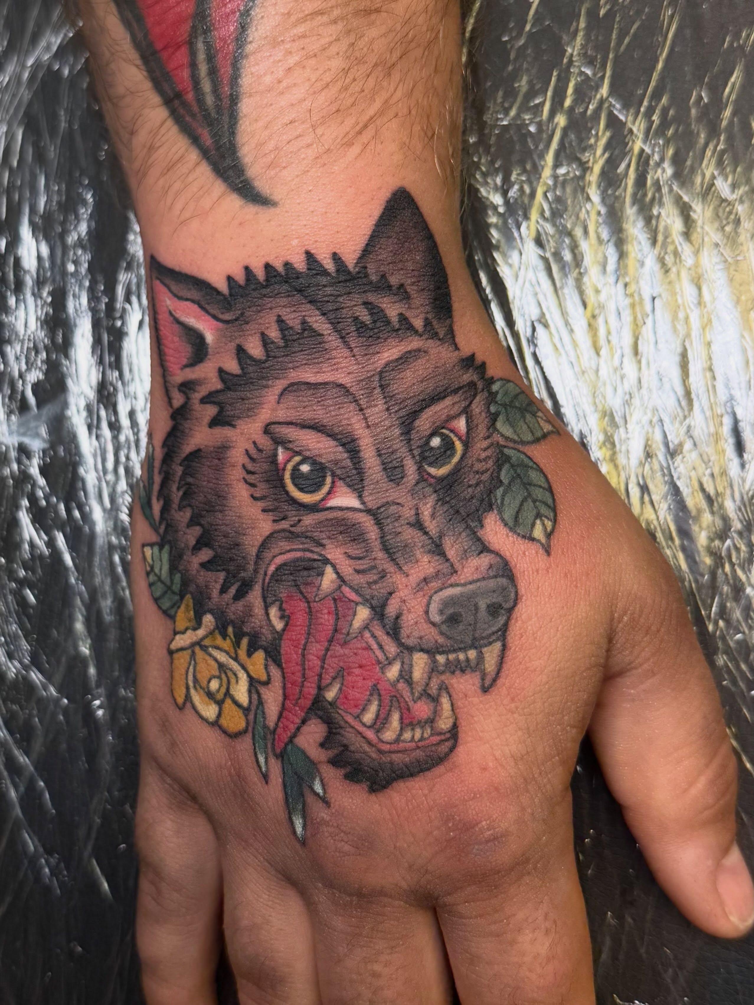 Wolf head American traditional tattoo on the hand by βπ¬π―π’πΆ