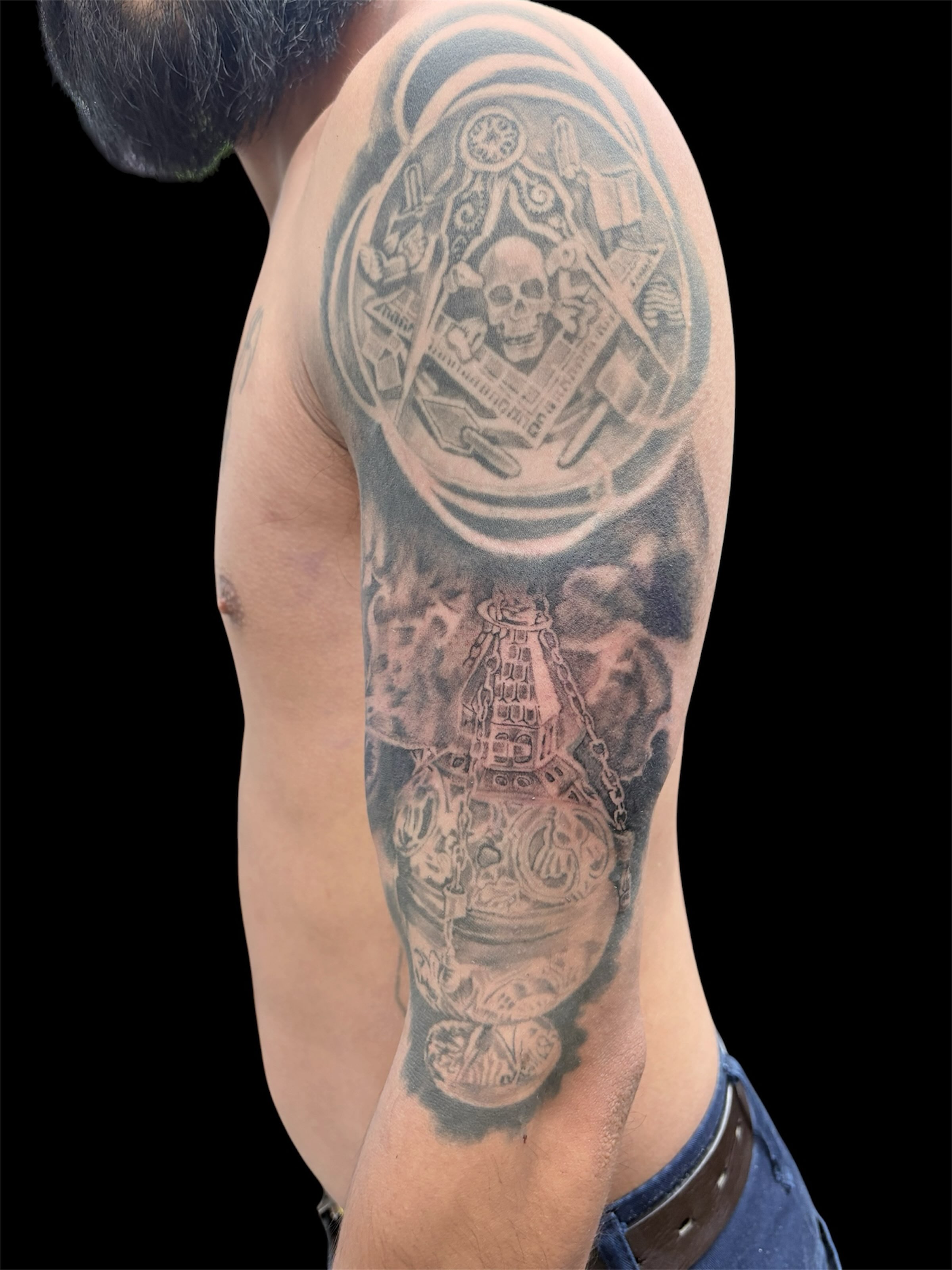 Mechanical skull black and grey tattoo on the upper arm by @inkwitatlas