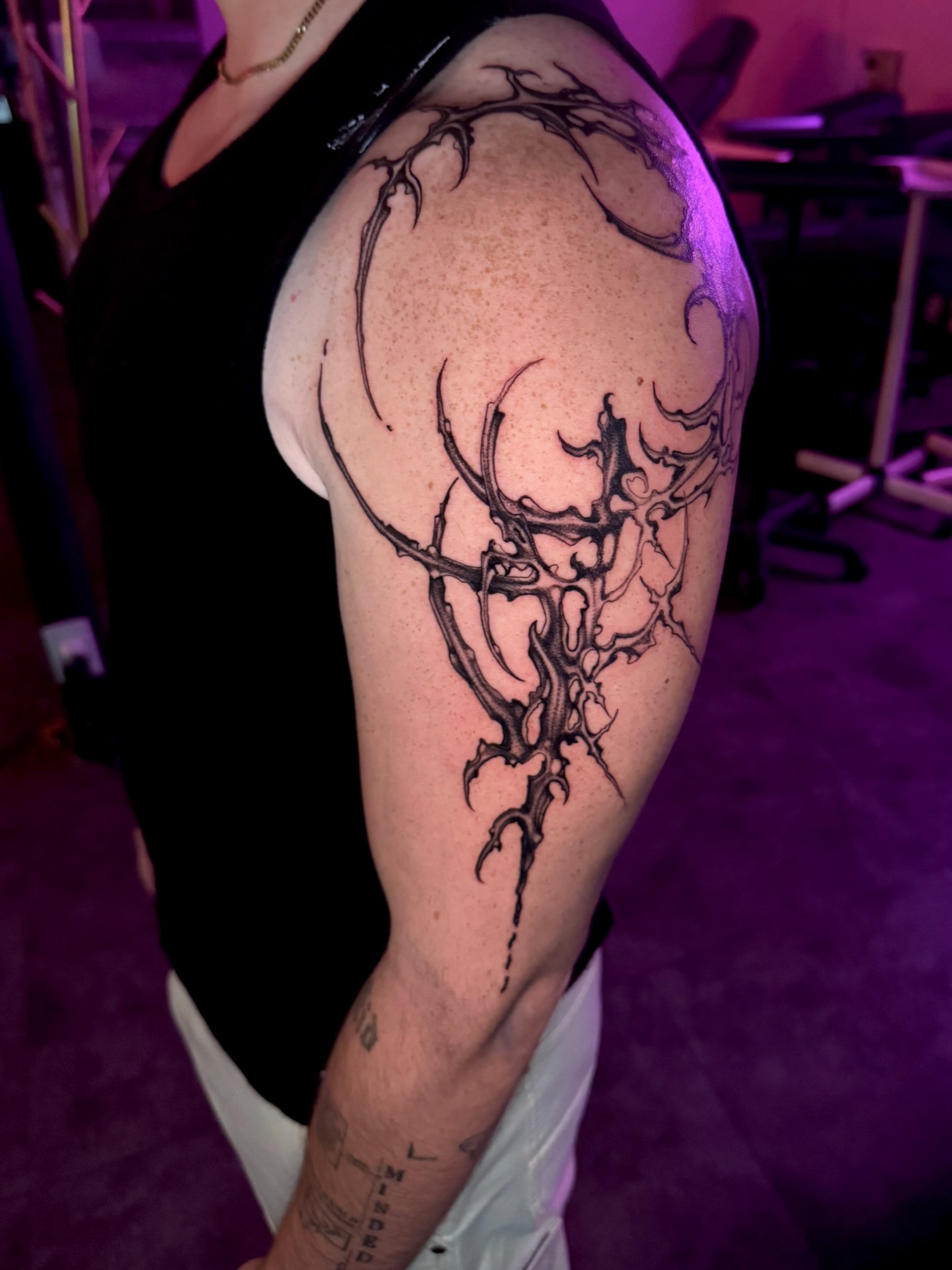 Antlers black and grey tattoo on the shoulder by Tattoo Artist Vanessa