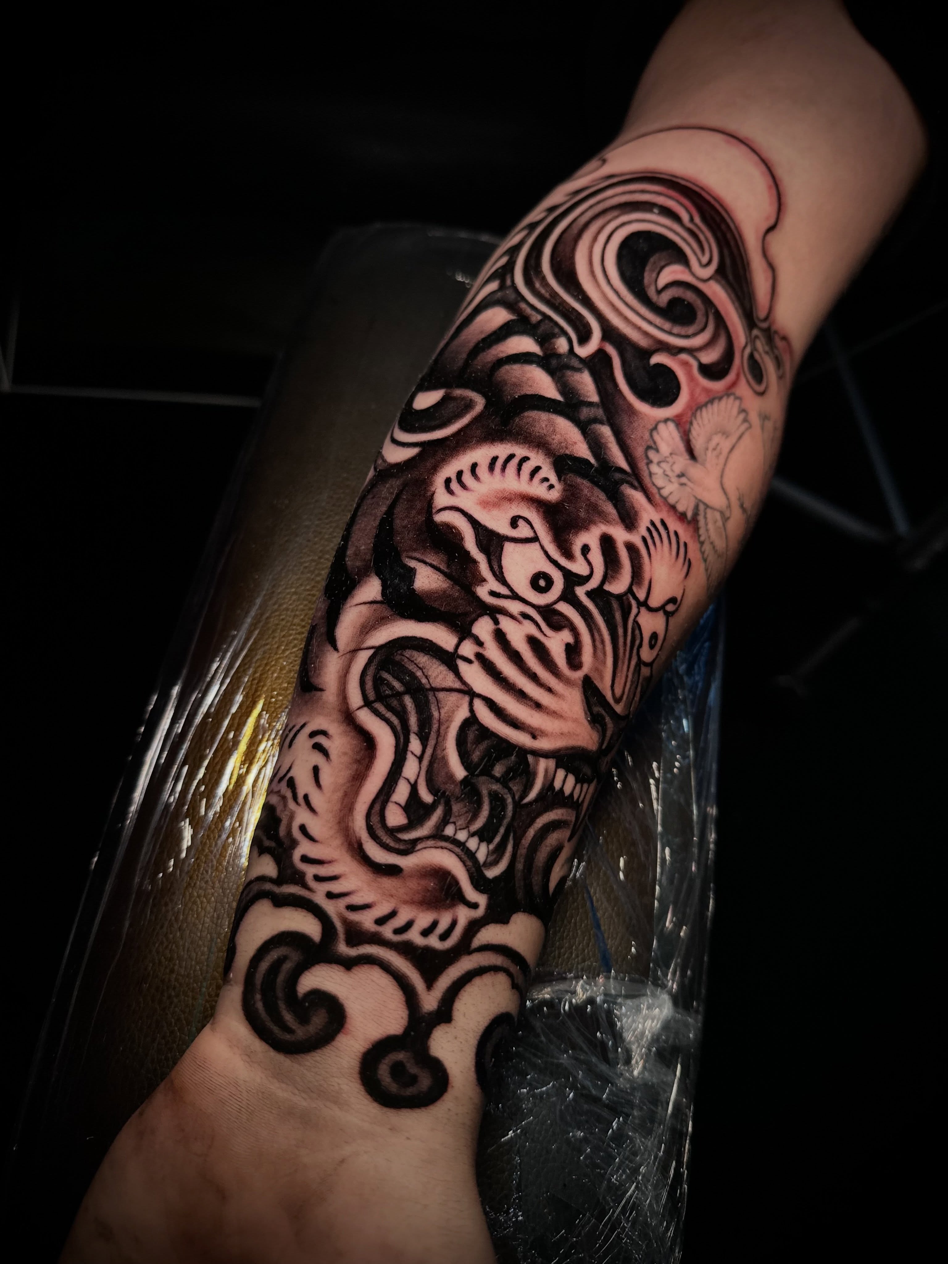 Tattoo by @cholo_supremetattoos โ japanese_irezumi