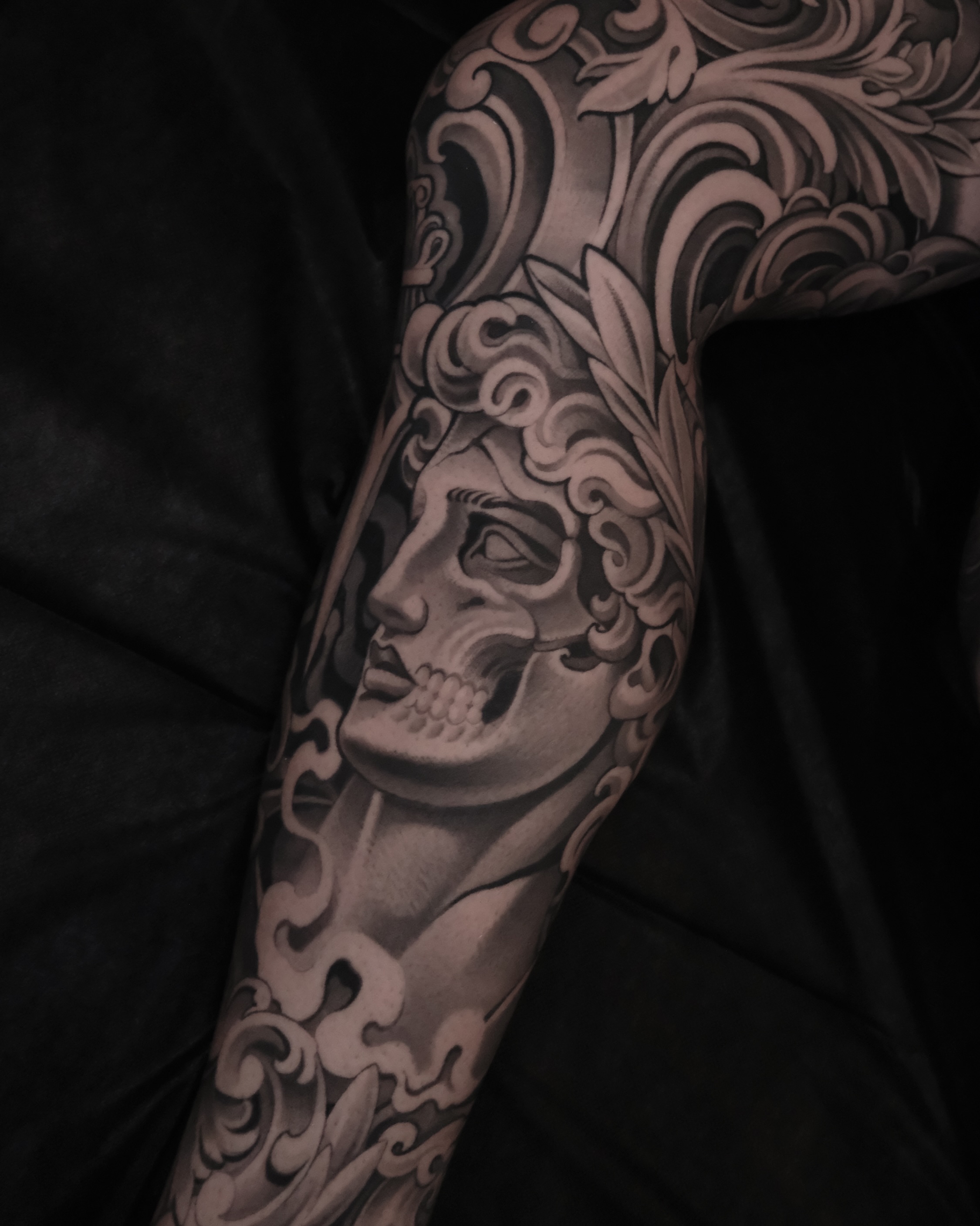 Medusa head realism tattoo on the upper arm by ๐ฃ๐๐๐ ๐๐ ๐ฆ๐๐๐ฉ๐