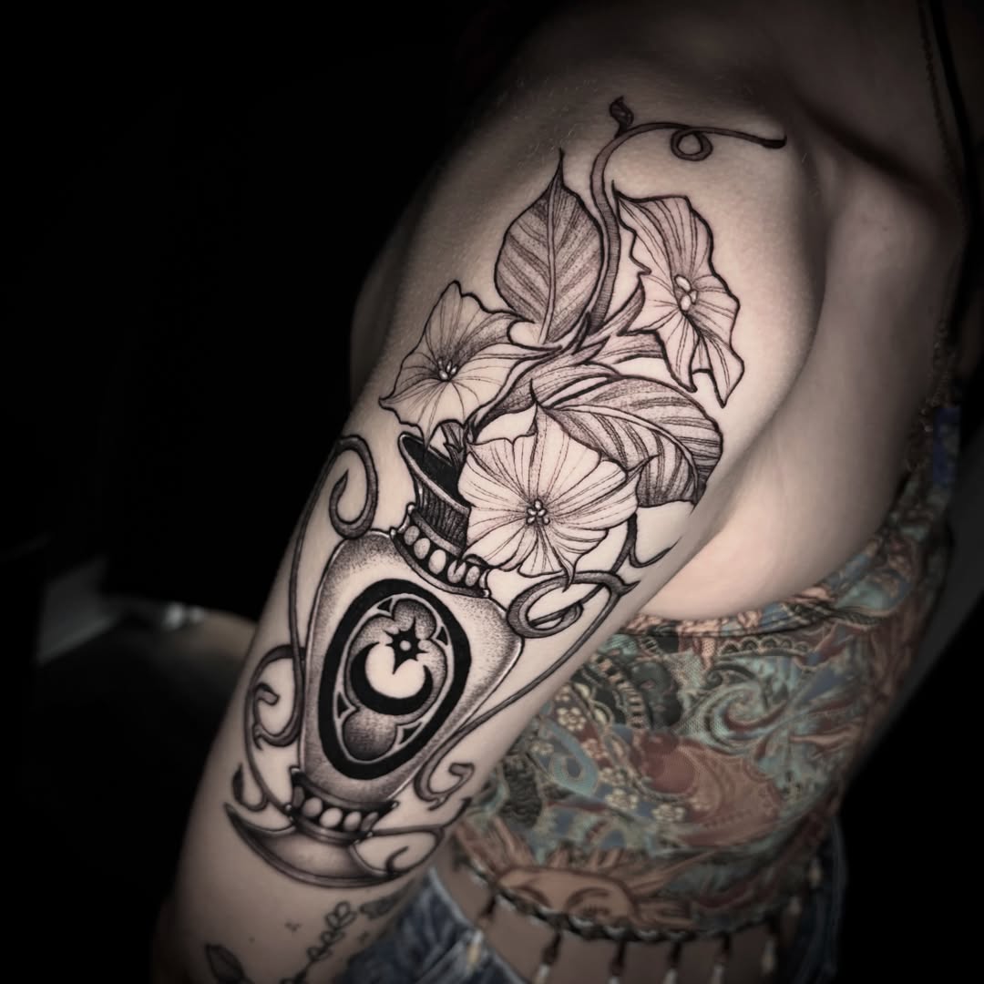 Skull with flowers dotwork tattoo on the shoulder by 𝒜𝓇𝓉 𝒷𝓎 𝒱𝑒 𝒩𝑜𝒸𝓉𝑒𝓂