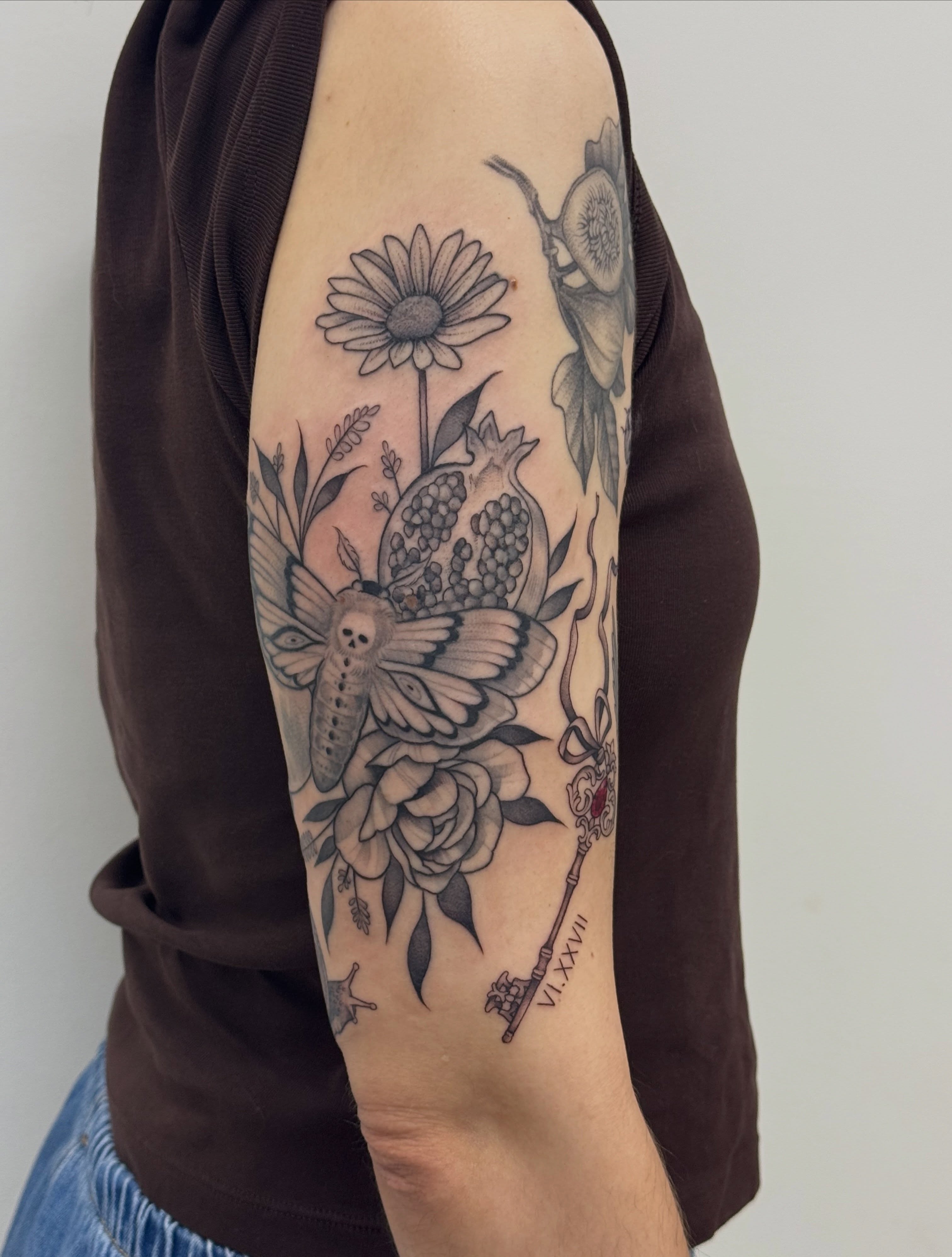 Floral and insect motifs black and grey tattoo on the forearm by Tara Crespi - Female Tattoo Artist 💜