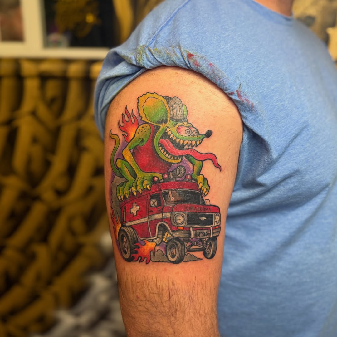 Monster truck American traditional tattoo on the upper arm by ♡ 𝒜𝓂𝒾𝓃𝒶 𝐵𝒽𝒶𝓉𝓉𝒾 ♡