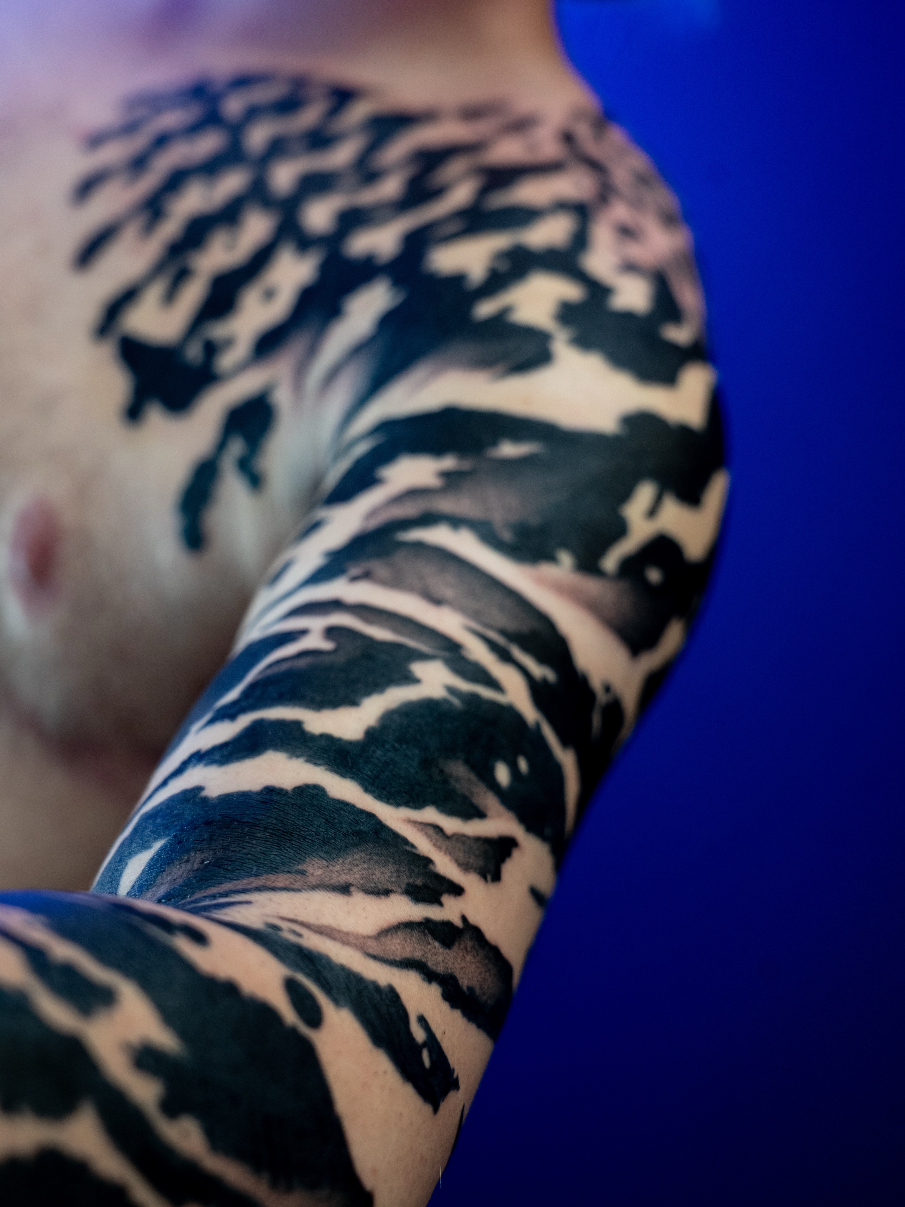 Tiger black and grey tattoo on the upper arm by Josaline Green