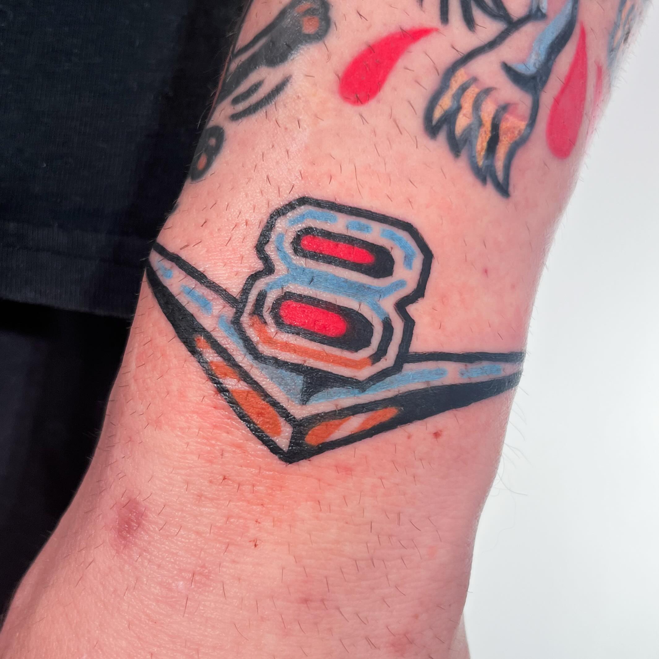 Number 8 geometric tattoo on the forearm by Oldschool Tattooer Takii 타키
