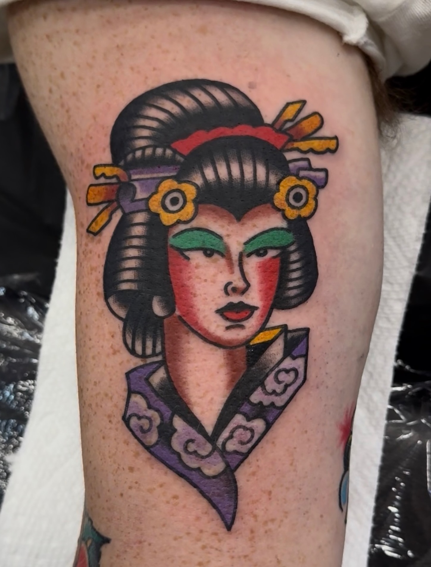 Geisha American traditional tattoo on the thigh by 𝕯𝖗𝖊𝖜 𝕲𝖎𝖑𝖊𝖘 𝕵𝖆𝖙𝖙𝖔𝖔, Addison, Texas